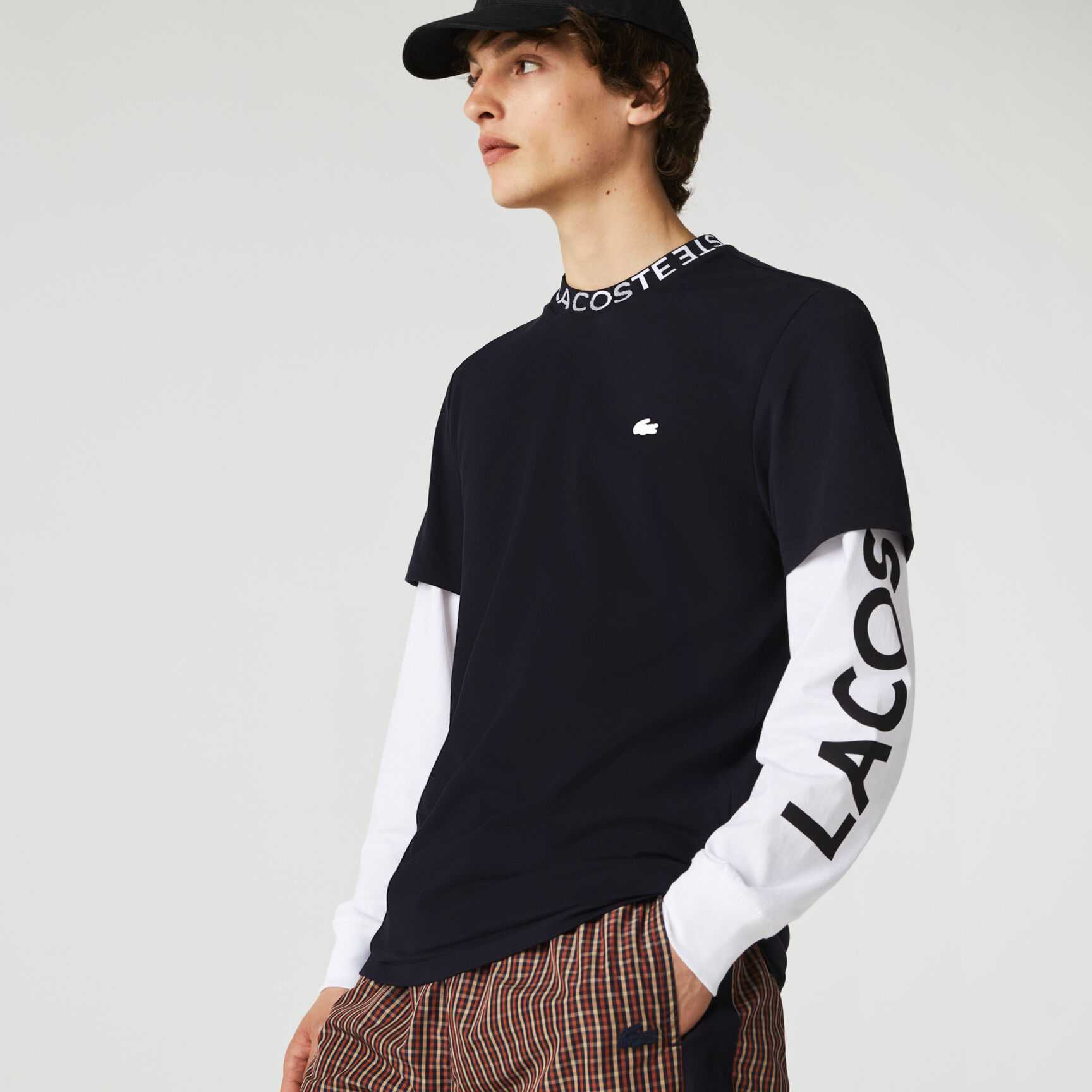 تيشيرت بيكيه خفيف بشعار الماركة على الياقة للرجال تيشيرت بيكيه خفيف بشعار الماركة على الياقة للرجال