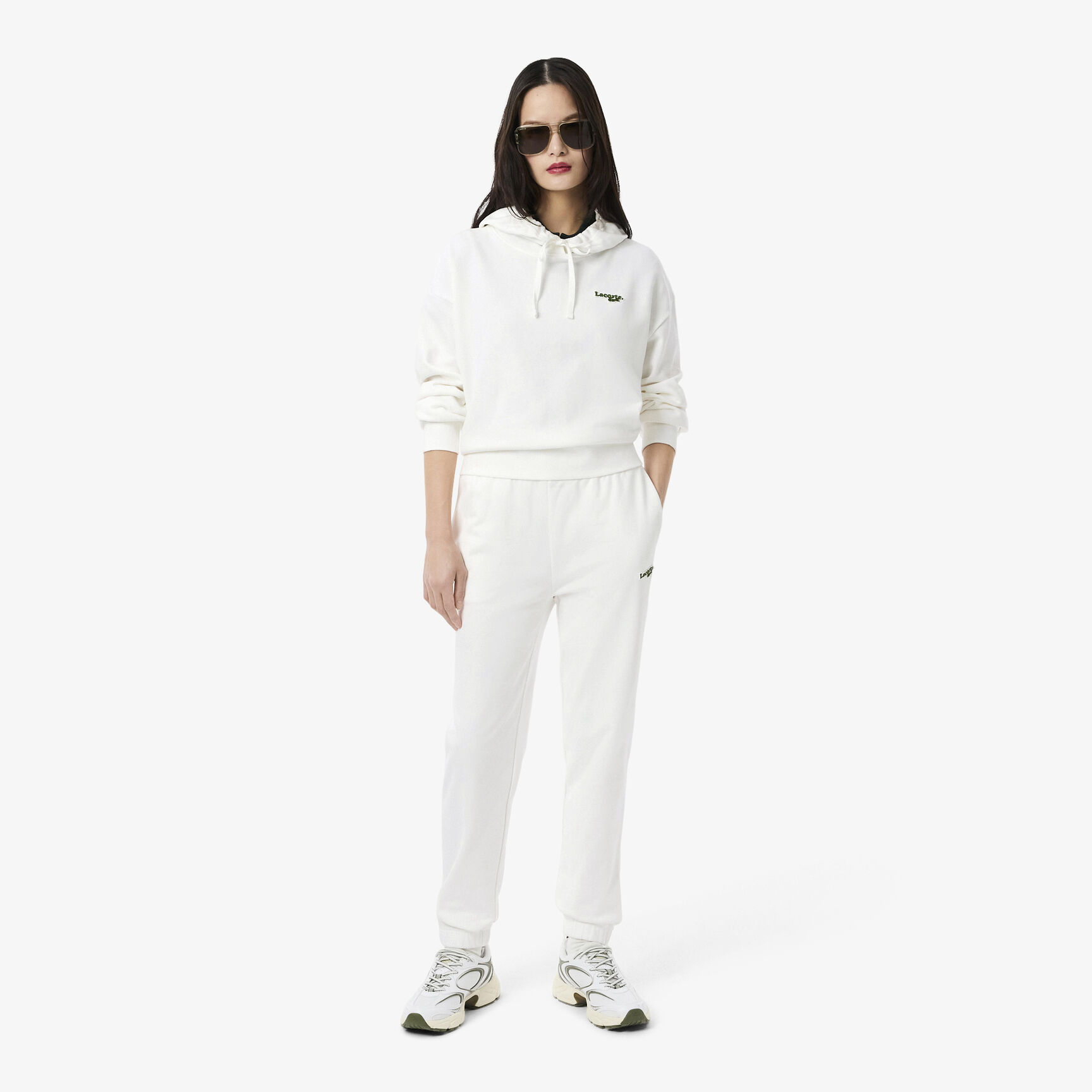 بنطال رياضي بقصّة مستقيمة وشعار الماركة