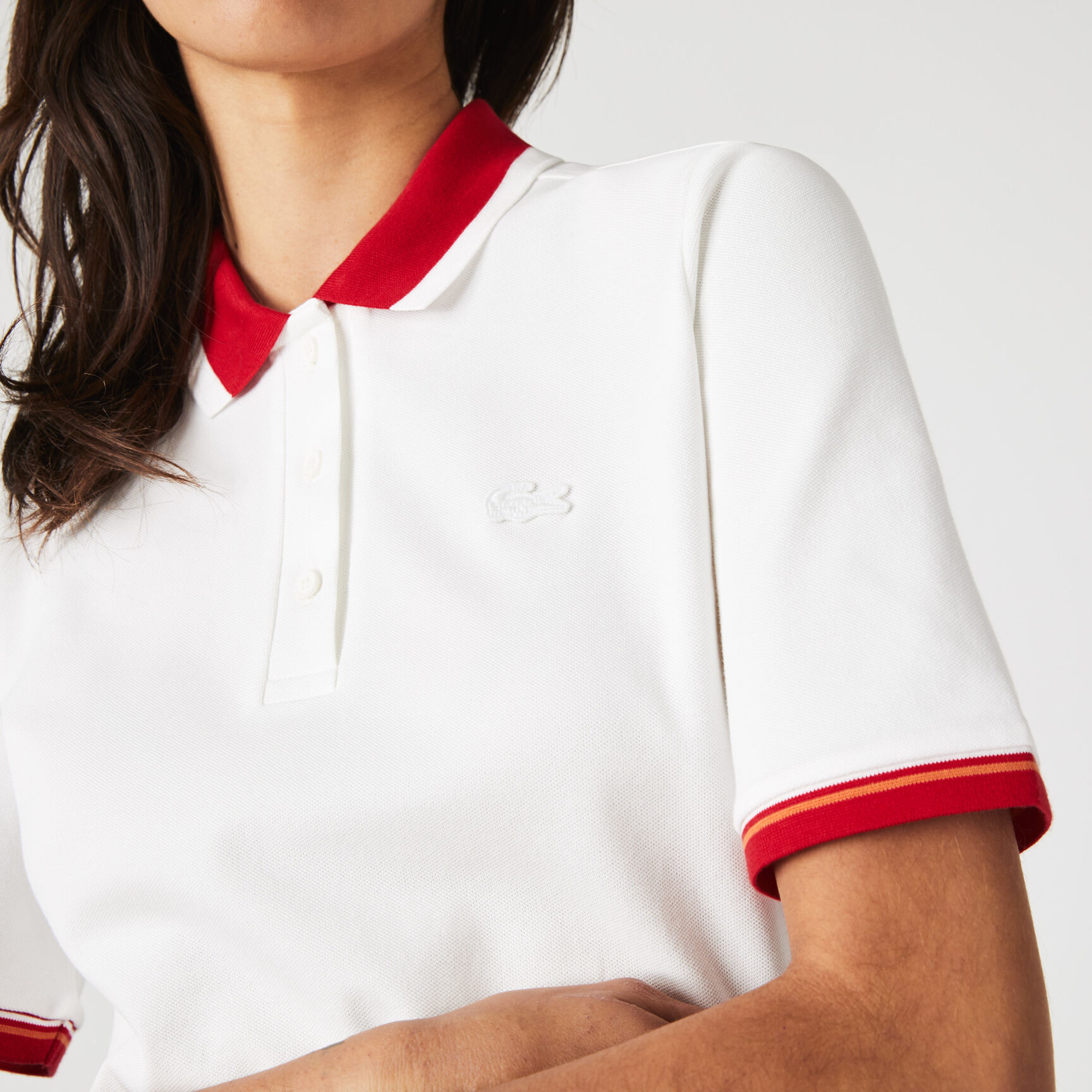 قميص بولو نسائي من قطن بيكيه المرن بياقة ضيقة وملون من Lacoste قميص بولو نسائي من قطن بيكيه المرن بياقة ضيقة وملون من Lacoste