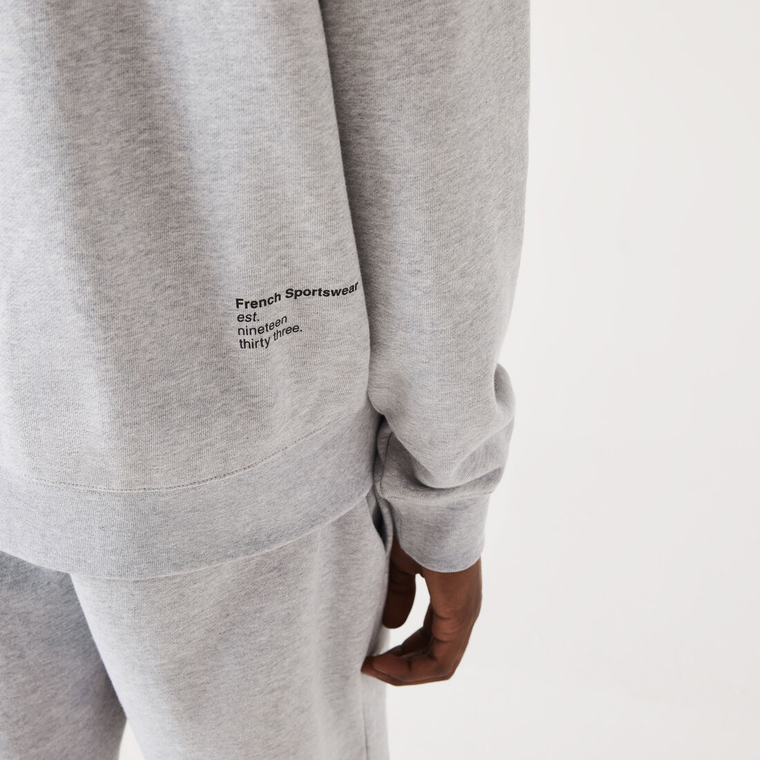 سويت شيرت لاكوست بفتحة رقبة مستديرة وطبعة حروف للرجال سويت شيرت لاكوست بفتحة رقبة مستديرة وطبعة حروف للرجال