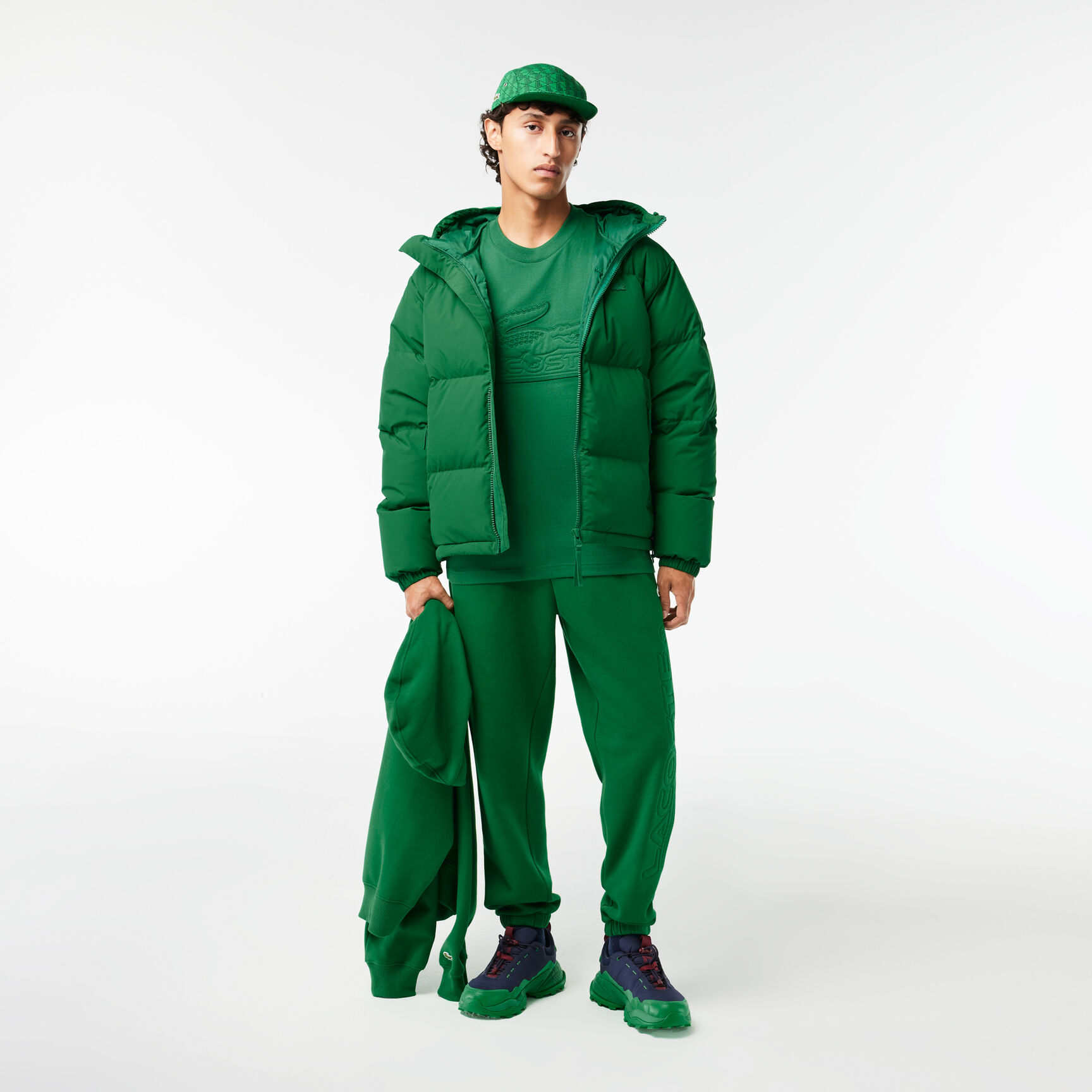 تي شيرت قطن بقصّة فضفاضة مُطرز تي شيرت قطن بقصّة فضفاضة مُطرز