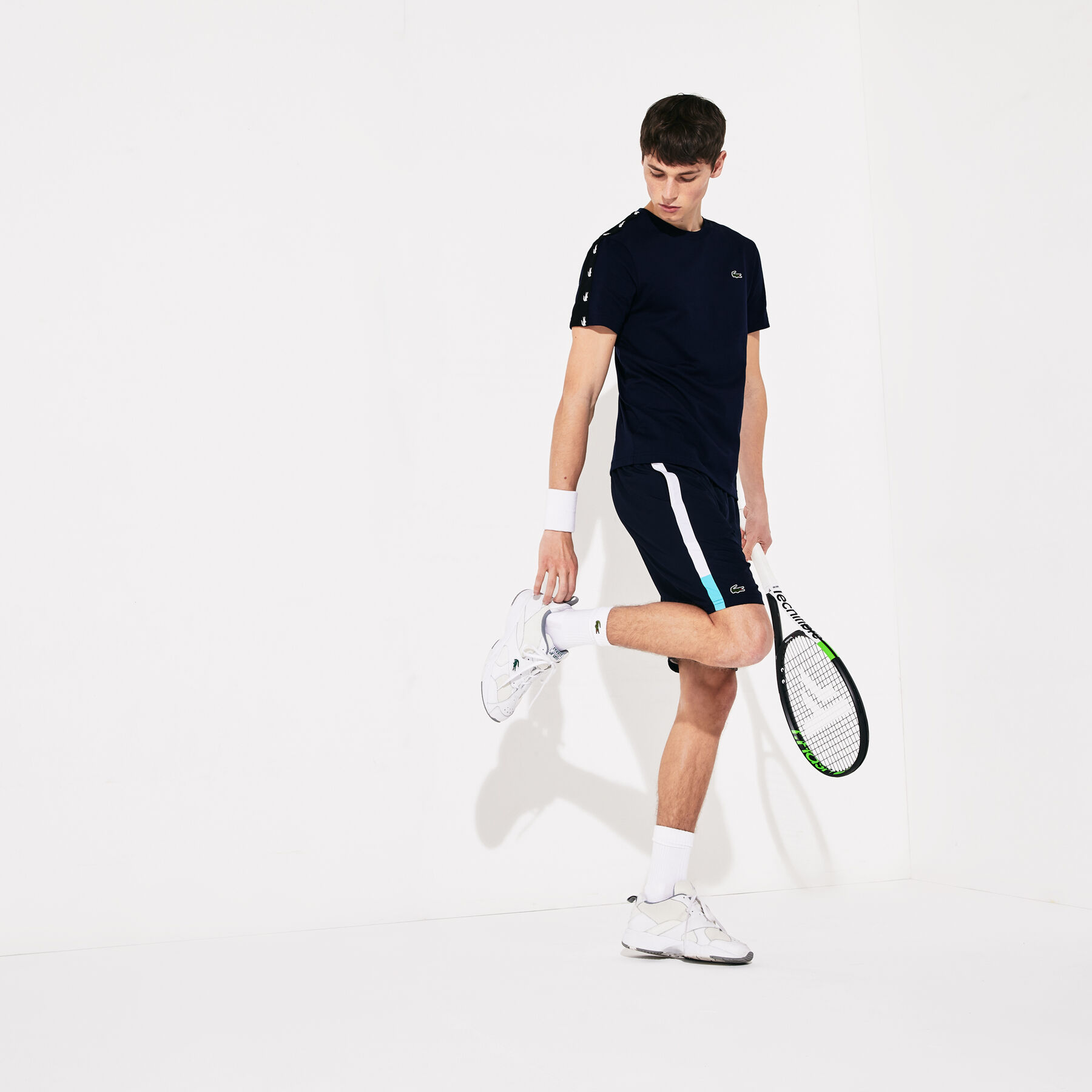 شورت من قماش خفيف مزدان بخطوط ذات ألوان متباينة من مجموعة Lacoste SPORT للرجال لاكوست شورت من قماش خفيف مزدان بخطوط ذات ألوان متباينة من مجموعة lacoste sport للرجال