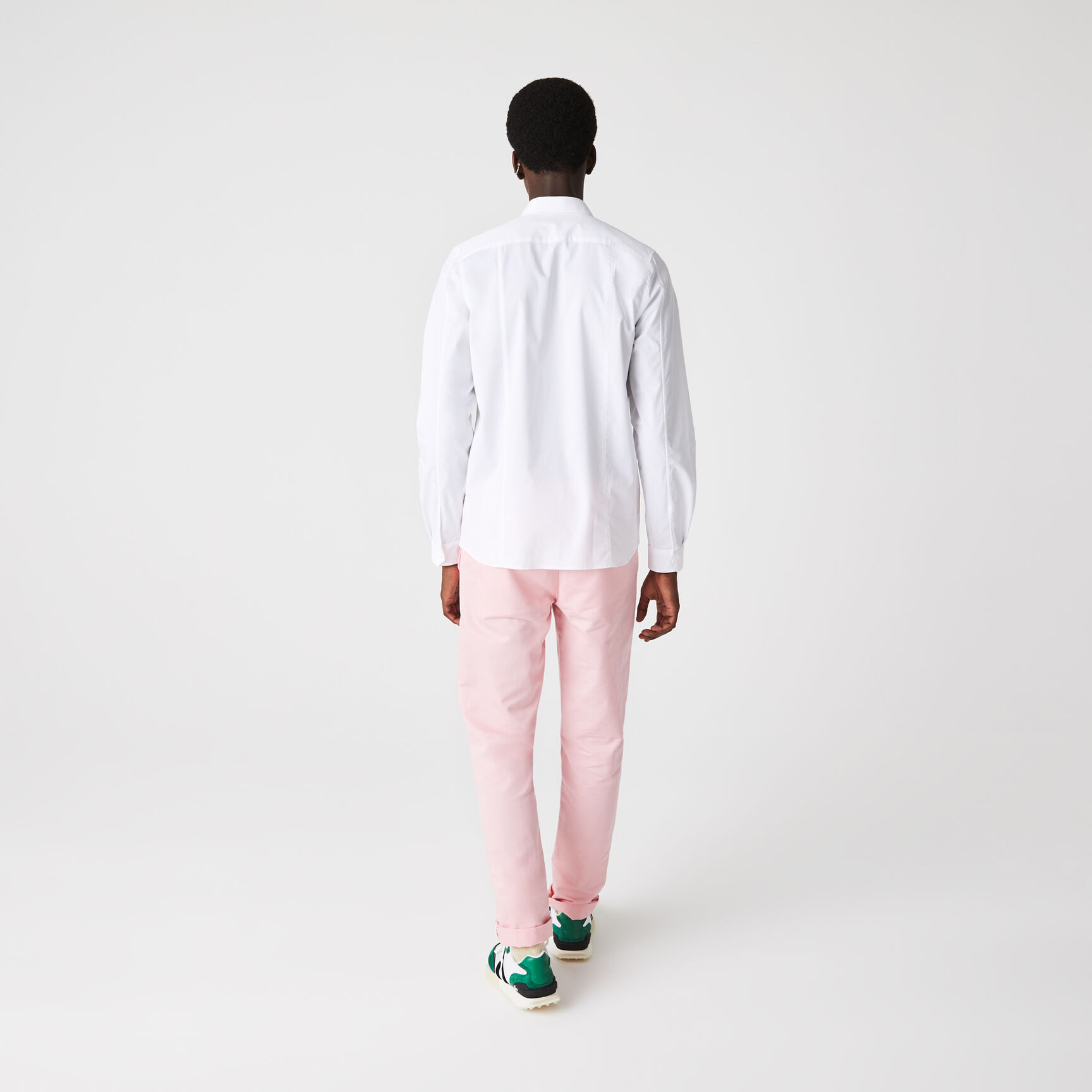 قميص قطن بوبلين مطاطي بصف أزرار خفي وقصة ضيقة للرجال