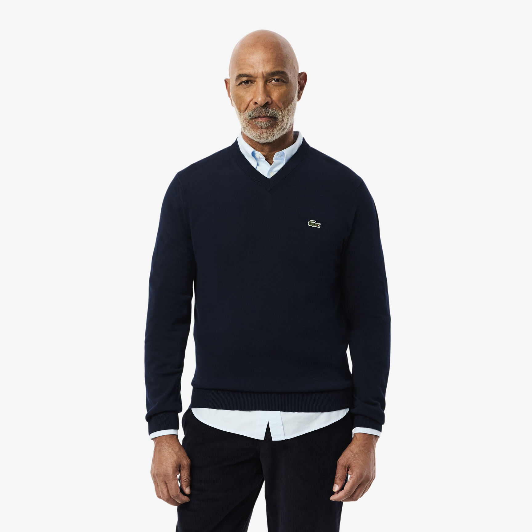 سترة قطنية أحادية اللون بفتحة رقبة على شكل حرف V سترة قطنية أحادية اللون بفتحة رقبة على شكل حرف V