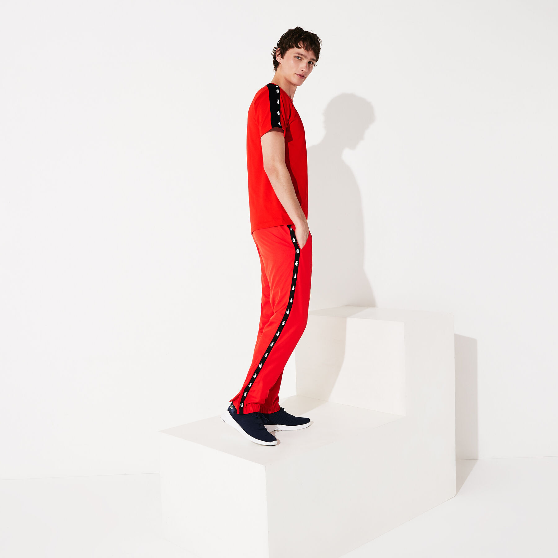 لاكوست قميص تي شيرت من البيكيه المسامي مزدان بخطوط مطبوع عليها تماسيح من مجموعة lacoste sport للرجال