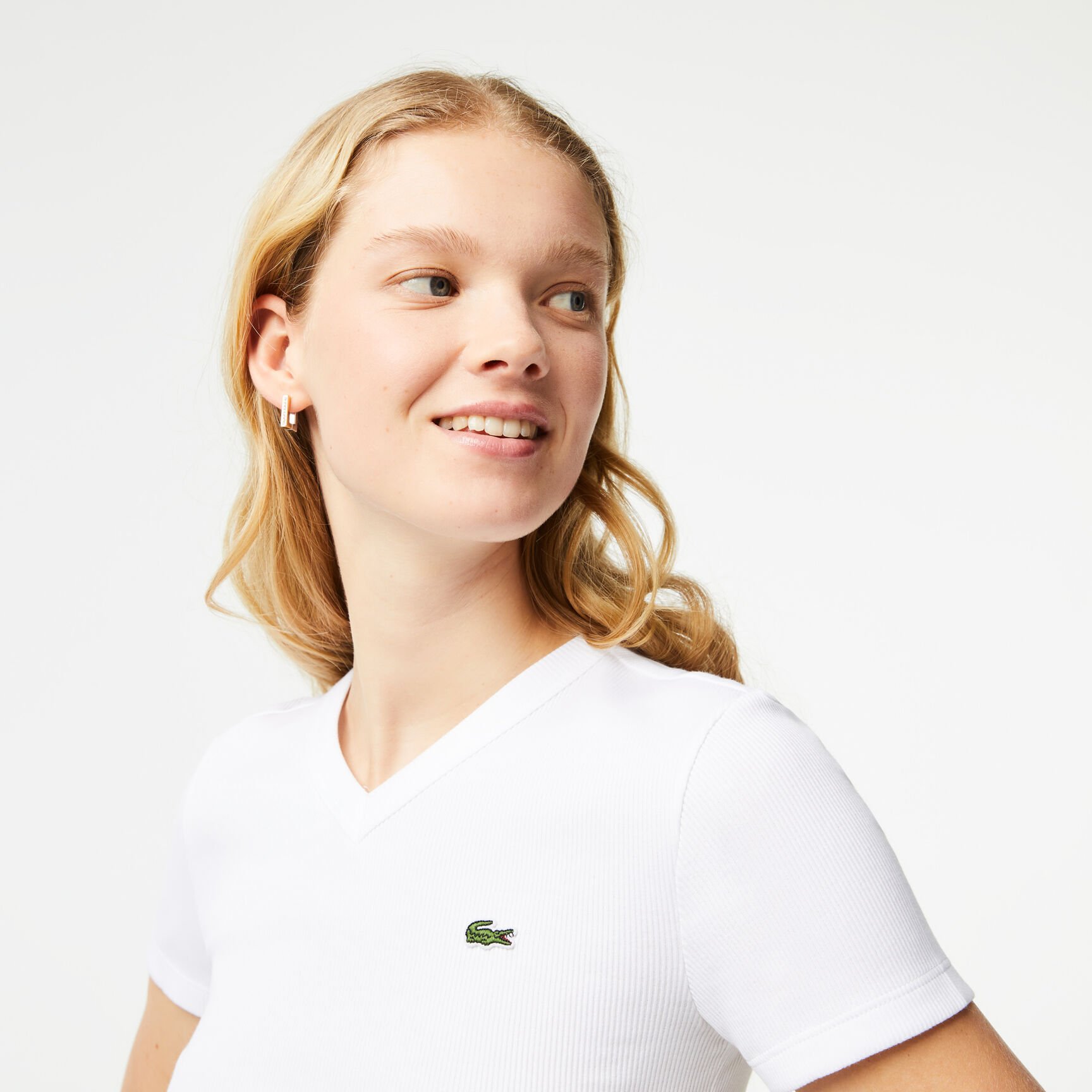 تيشيرت لاكوست قطن عضوي بقصة ضيقة وفتحة رقبة V للنساء تيشيرت لاكوست قطن عضوي بقصة ضيقة وفتحة رقبة V للنساء