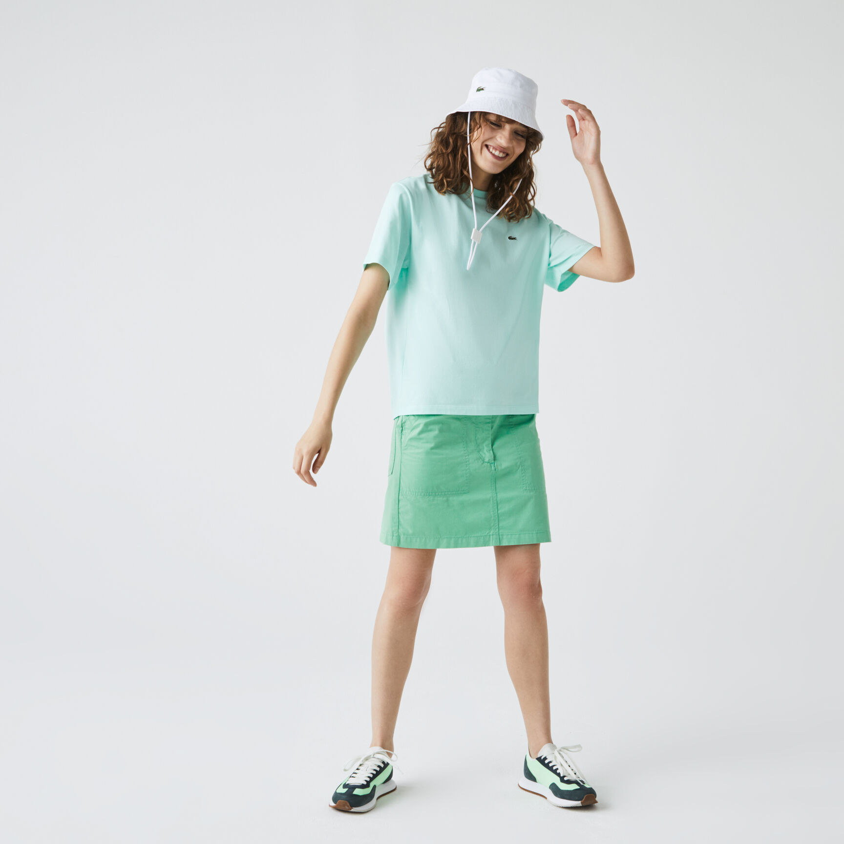 تي شيرت قطن بقصّة فضفاضة وفتحة رقبة على شكل حرف V&rlm; للنساء