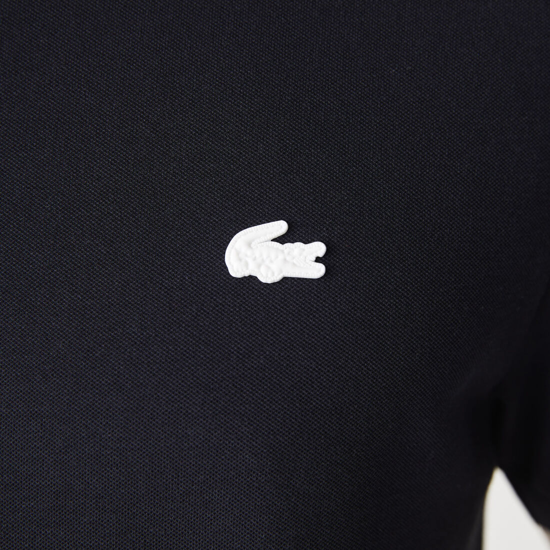 تيشيرت بولو لاكوست بيكيه مسامي خفيف بقصة ضيقة وشعار الماركة على الياقة للرجال تيشيرت بولو لاكوست بيكيه مسامي خفيف بقصة ضيقة وشعار الماركة على الياقة للرجال