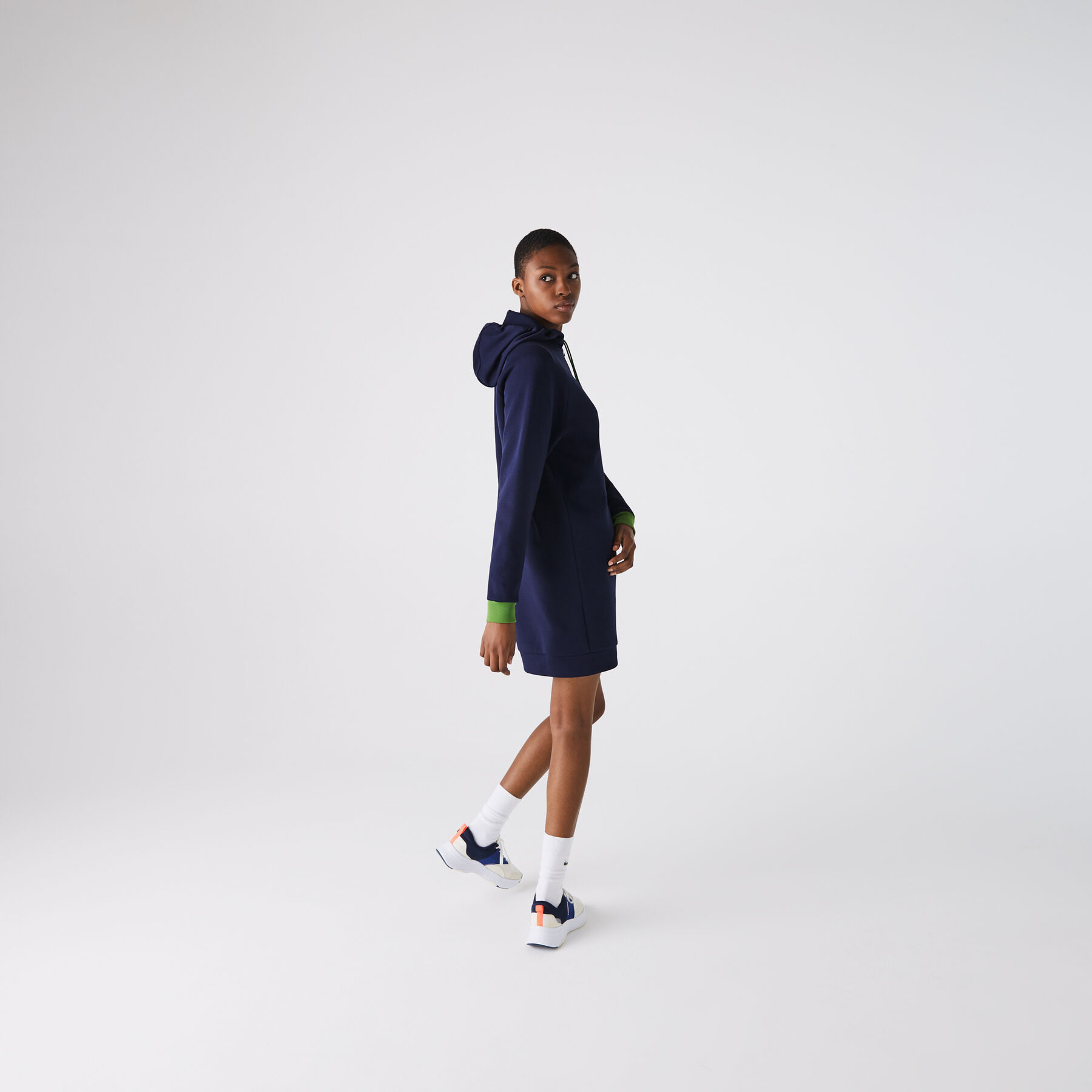 فستان بشكل سويت شيرت مع غطاء رأس من مزيج القطن مجموعة Lacoste SPORT للنساء لاكوست فستان بشكل سويت شيرت مع غطاء رأس من مزيج القطن مجموعة lacoste sport للنساء