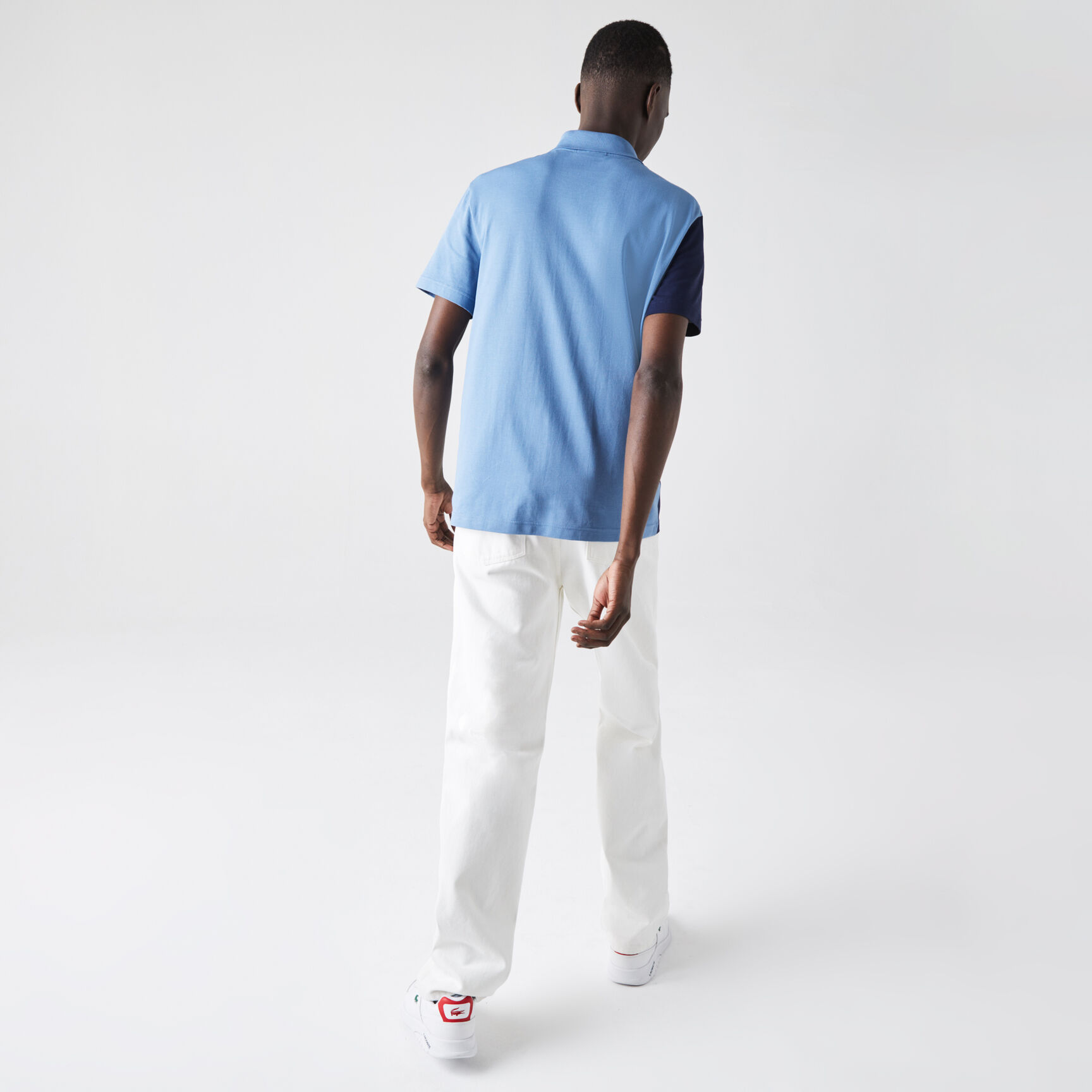 قميص بولو للرجال قصة عادية بكتل لونية من نسيج محبوك فائق الخفة