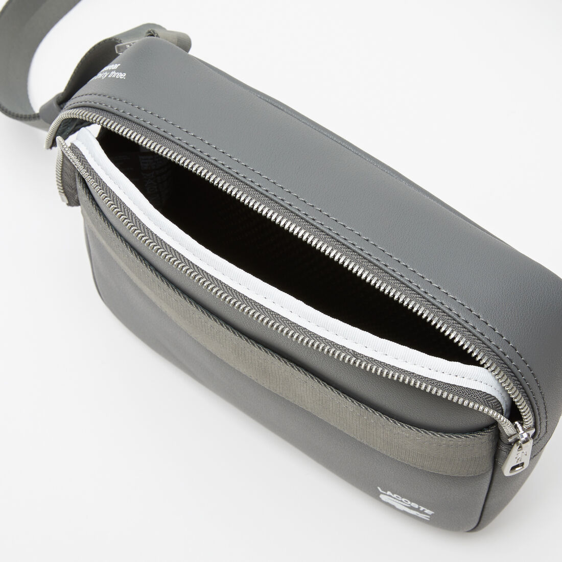 حقيبة ريبورتر لاكوست قنب بحواف بلون مغاير للرجال حقيبة ريبورتر لاكوست قنب بحواف بلون مغاير للرجال