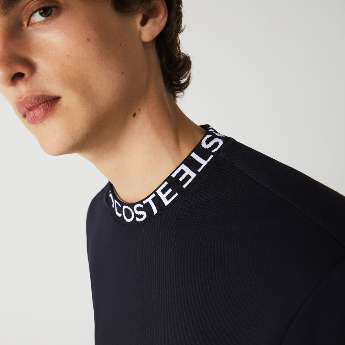 تيشيرت بيكيه خفيف بشعار الماركة على الياقة للرجال تيشيرت بيكيه خفيف بشعار الماركة على الياقة للرجال