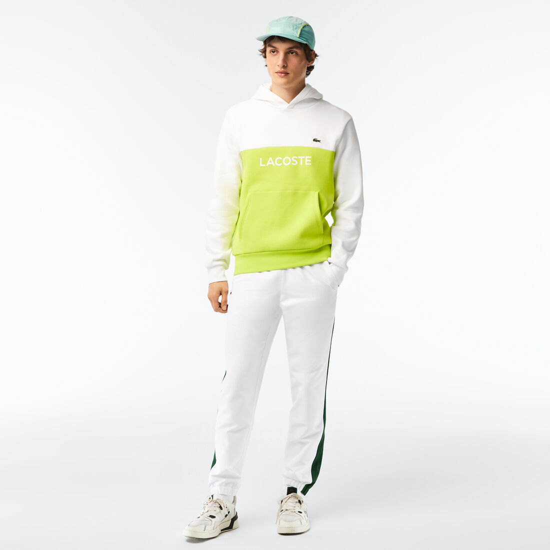 هودي بقصة كلاسيكية وتصميم مقسم بألوان وشعار الماركة للرجال هودي بقصة كلاسيكية وتصميم مقسم بألوان وشعار الماركة للرجال