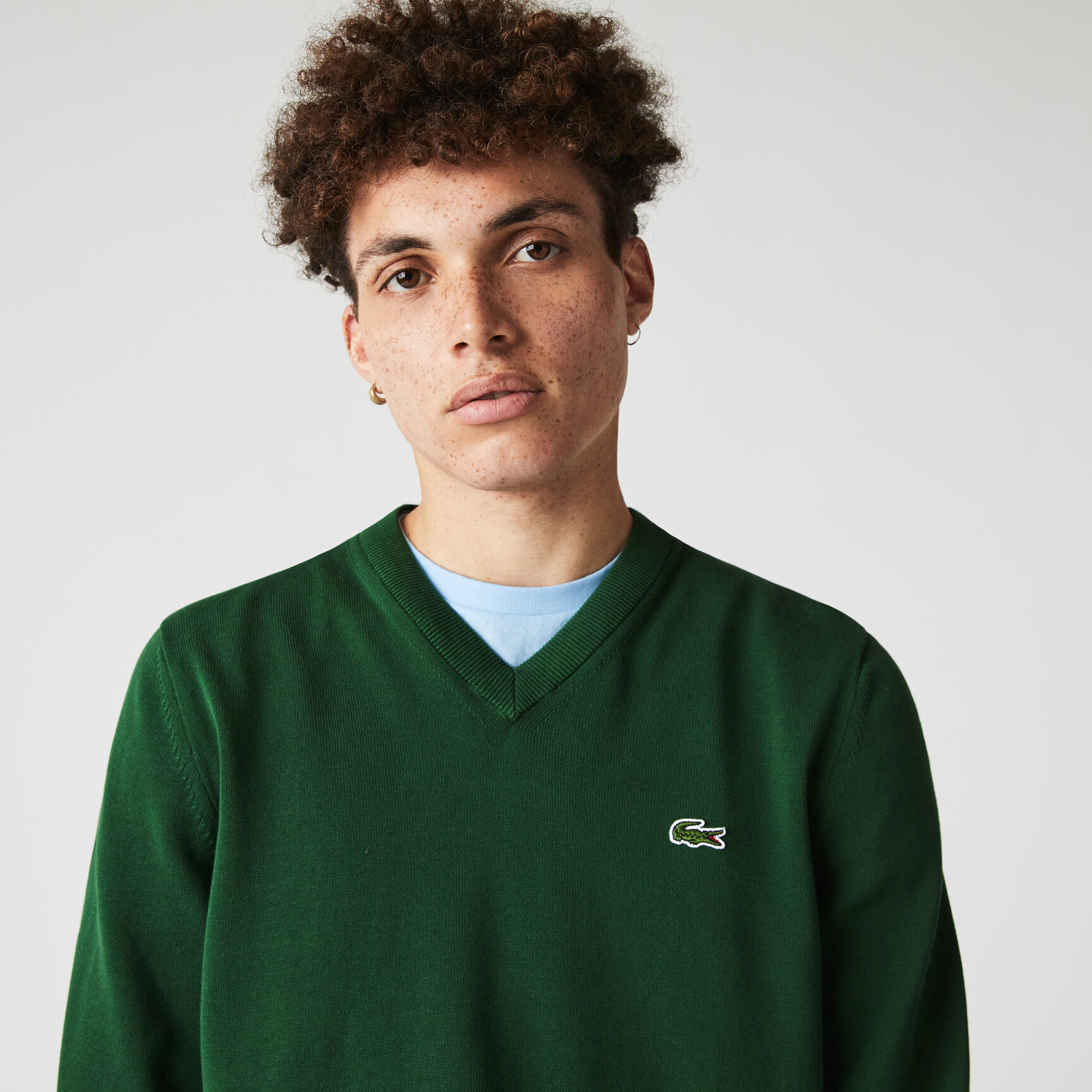 سترة قطنية أحادية اللون بفتحة رقبة على شكل حرف V