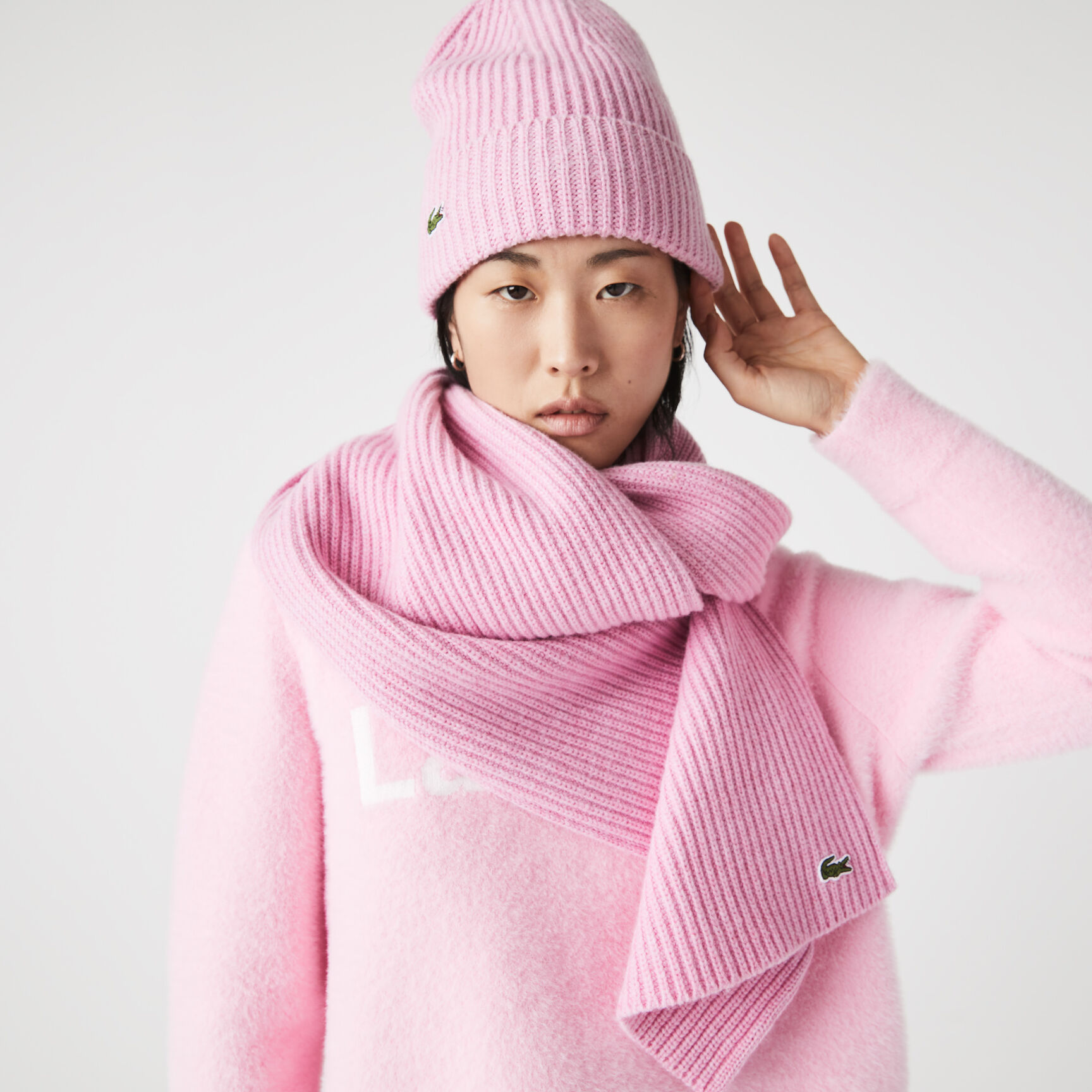 وشاح نسائي من الصوف بحافة مخروطية وشاح نسائي من الصوف بحافة مخروطية