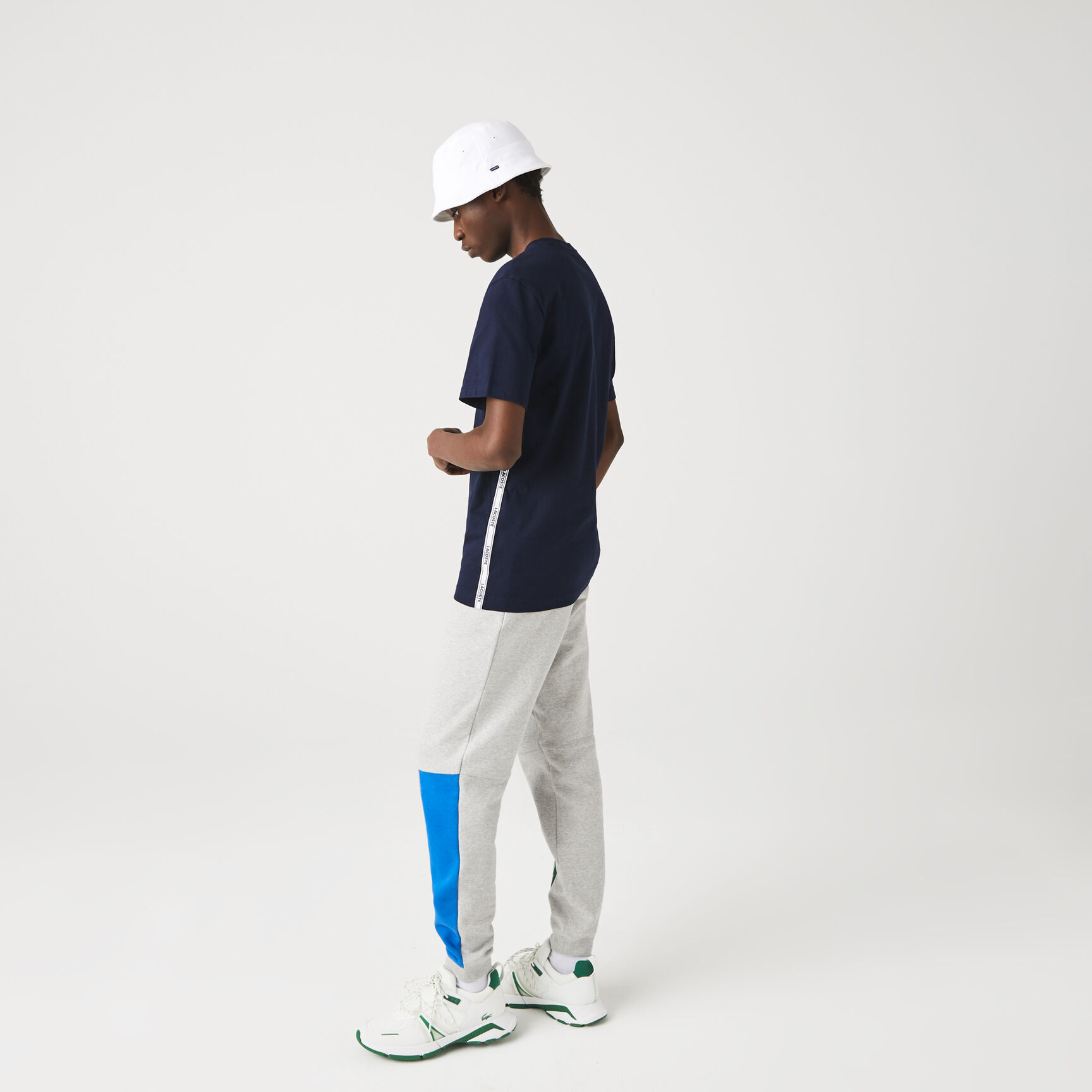 تيشيرت قطن بفتحة رقبة مستديرة وأشرطة بشعار الماركة للرجال تيشيرت قطن بفتحة رقبة مستديرة وأشرطة بشعار الماركة للرجال