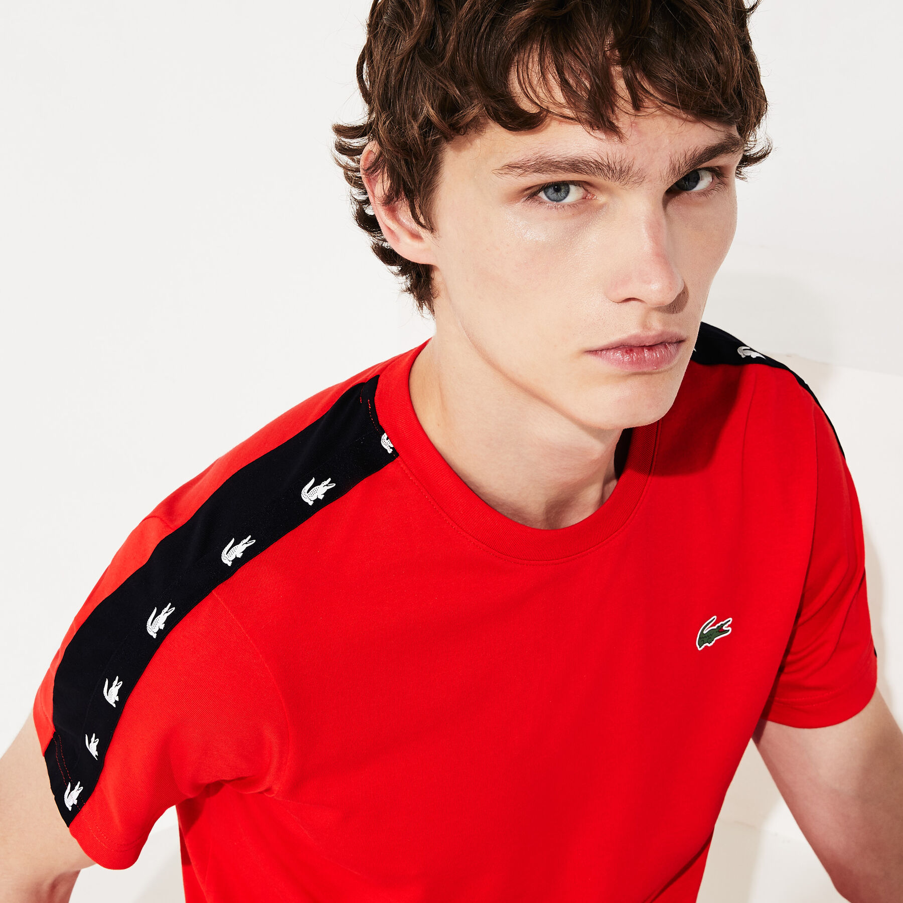 لاكوست قميص تي شيرت من البيكيه المسامي مزدان بخطوط مطبوع عليها تماسيح من مجموعة lacoste sport للرجال