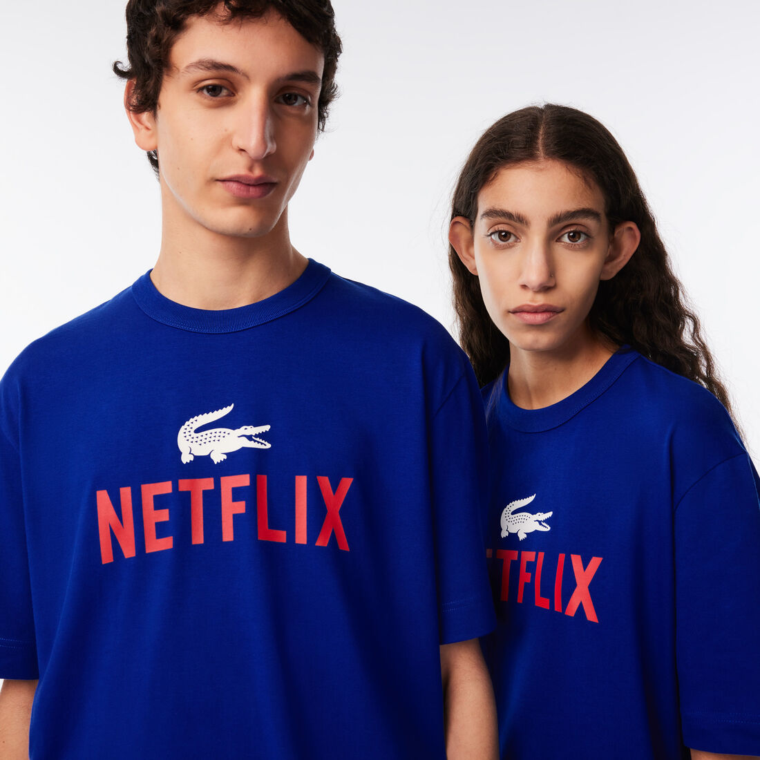 تيشيرت قطن عضوي بقصة فضفاضة للجنسين مجموعة Lacoste x Netflix تيشيرت قطن عضوي بقصة فضفاضة للجنسين مجموعة Lacoste x Netflix