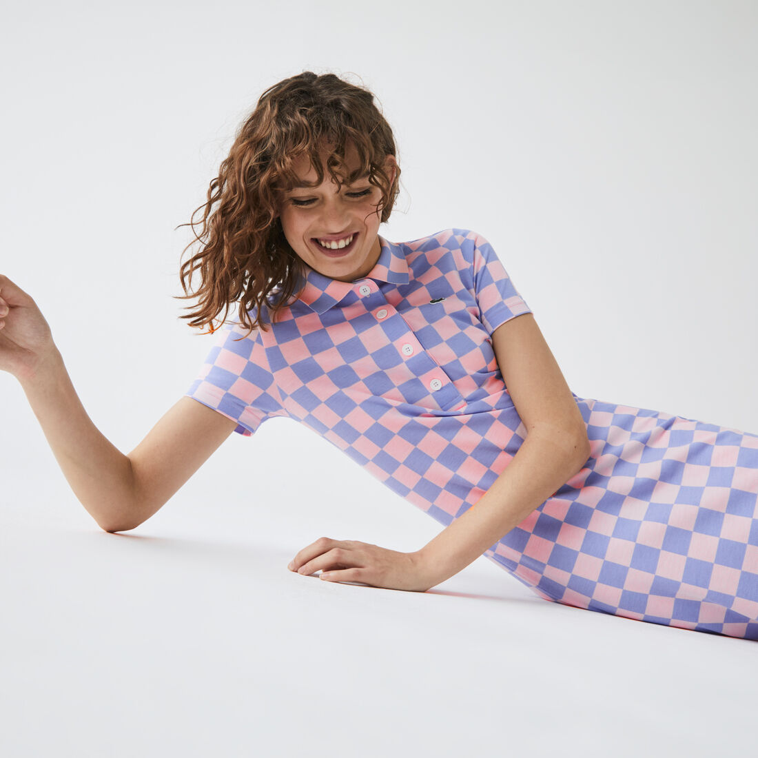 فستان بولو للنساء بيكيه القطن وأنماط رقعة الداما مجموعة Lacoste LIVE فستان بولو للنساء بيكيه القطن وأنماط رقعة الداما مجموعة Lacoste LIVE