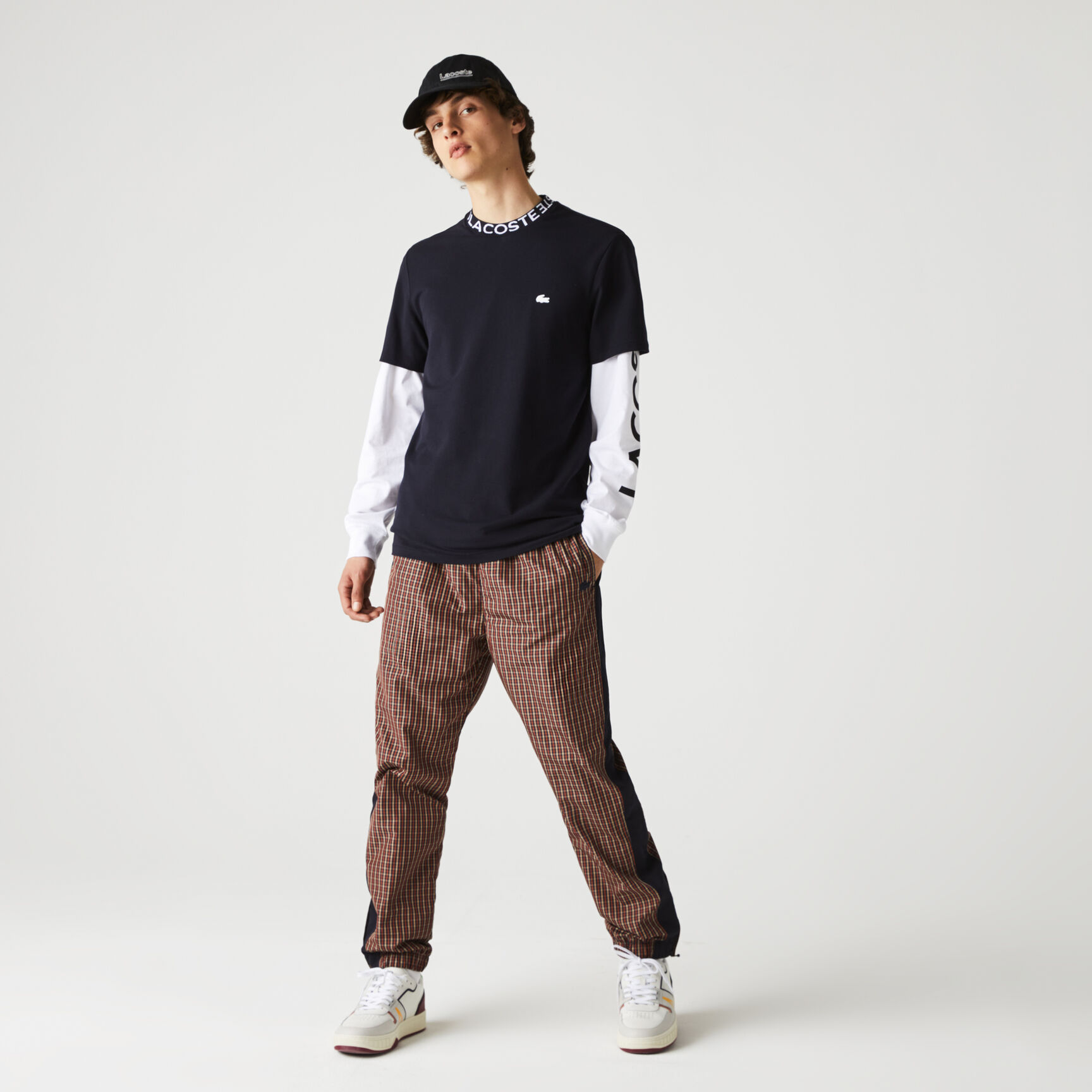 تيشيرت بيكيه خفيف بشعار الماركة على الياقة للرجال تيشيرت بيكيه خفيف بشعار الماركة على الياقة للرجال