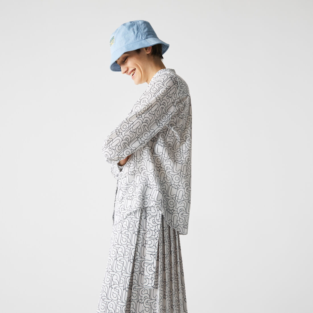 قميص نسائي بقصّة مريحة بطبعات Lacoste قميص نسائي بقصّة مريحة بطبعات Lacoste