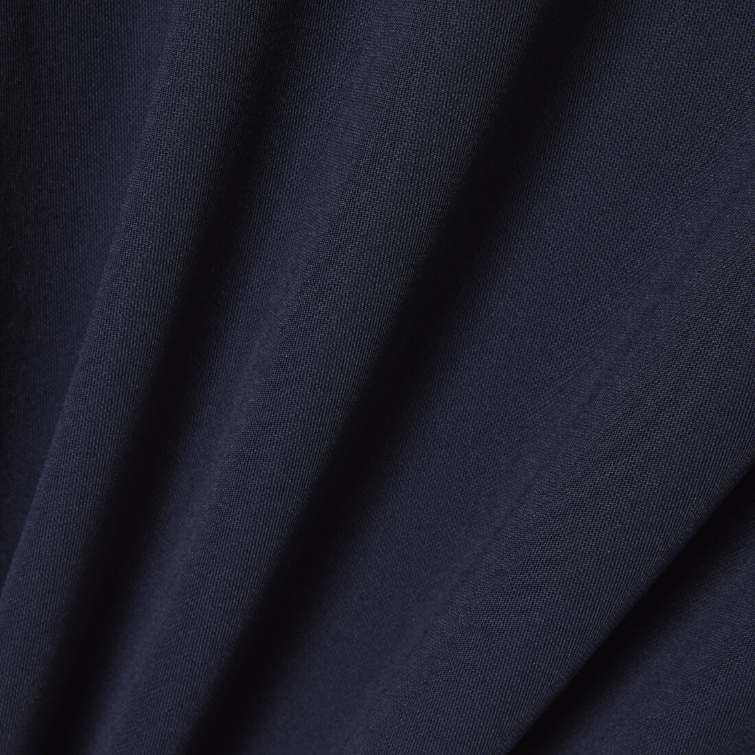 قميص بولو مناسب للتنقل اليومي قميص بولو مناسب للتنقل اليومي