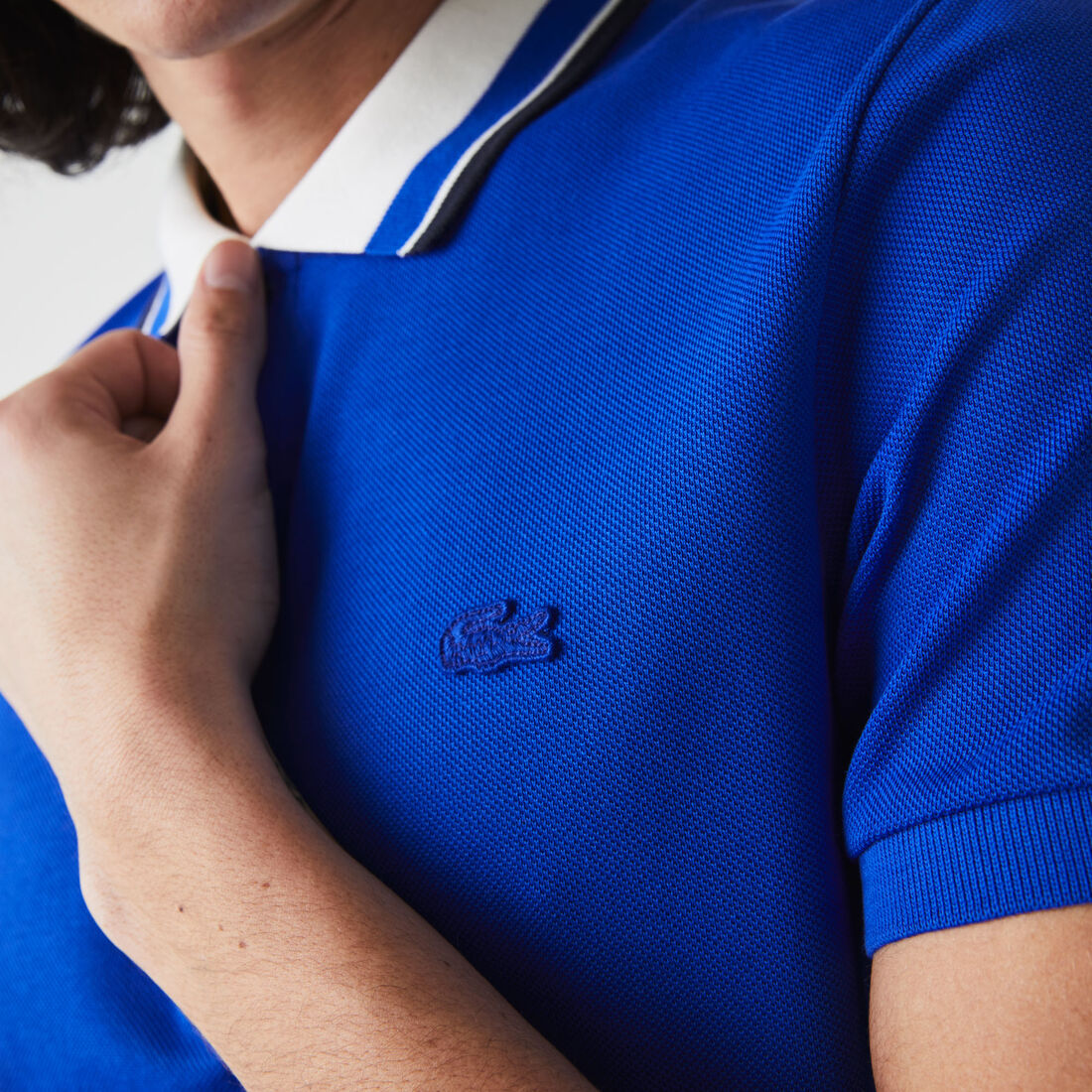 قميص بولو من بيكيه القطن للرجال بياقة مقلمة وقصة ضيقة قميص بولو من بيكيه القطن للرجال بياقة مقلمة وقصة ضيقة