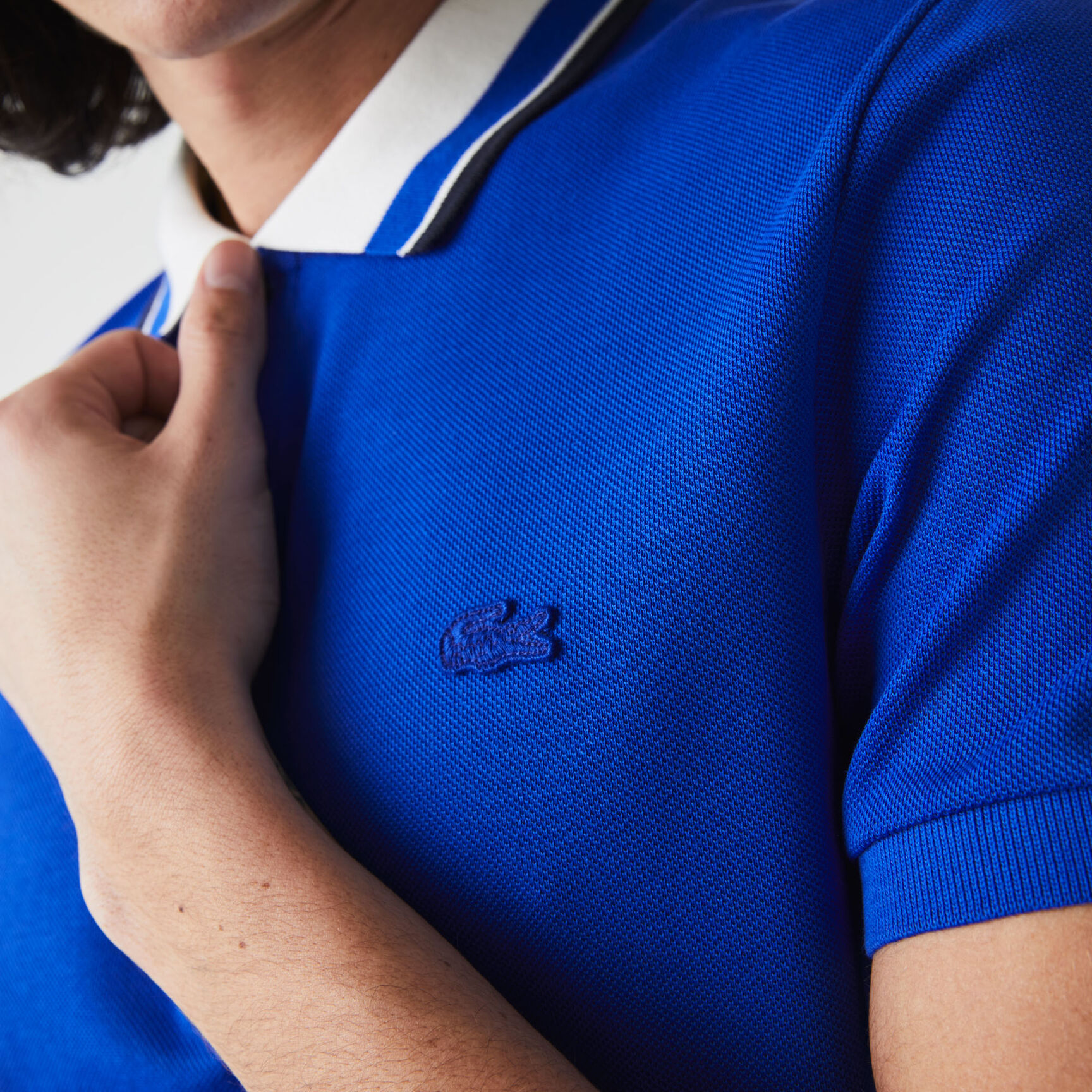 قميص بولو من بيكيه القطن للرجال بياقة مقلمة وقصة ضيقة قميص بولو من بيكيه القطن للرجال بياقة مقلمة وقصة ضيقة