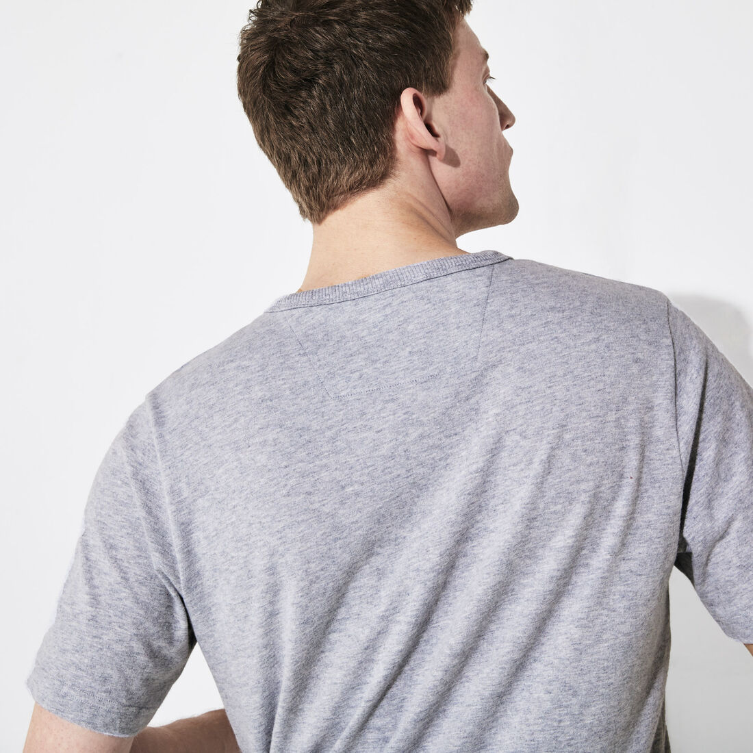 قميص تي-شيرت قطني مطبوع عليه علامة تمساح عاكسة للضوء من مجموعة Lacoste SPORT للرجال قميص تي-شيرت قطني مطبوع عليه علامة تمساح عاكسة للضوء من مجموعة Lacoste SPORT للرجال