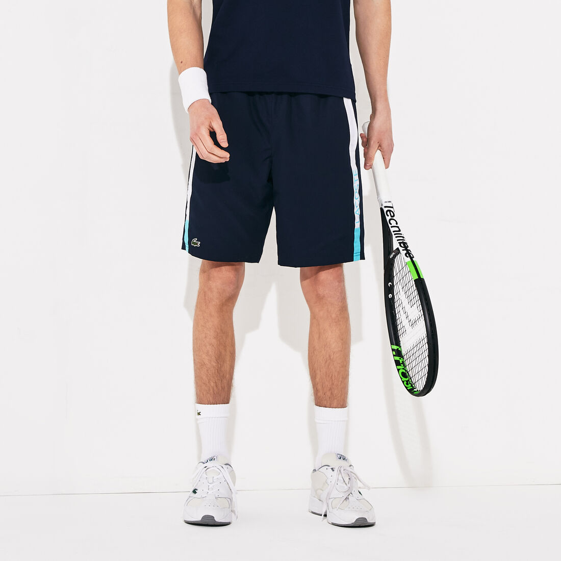 شورت من قماش خفيف مزدان بخطوط ذات ألوان متباينة من مجموعة Lacoste SPORT للرجال شورت من قماش خفيف مزدان بخطوط ذات ألوان متباينة من مجموعة Lacoste SPORT للرجال