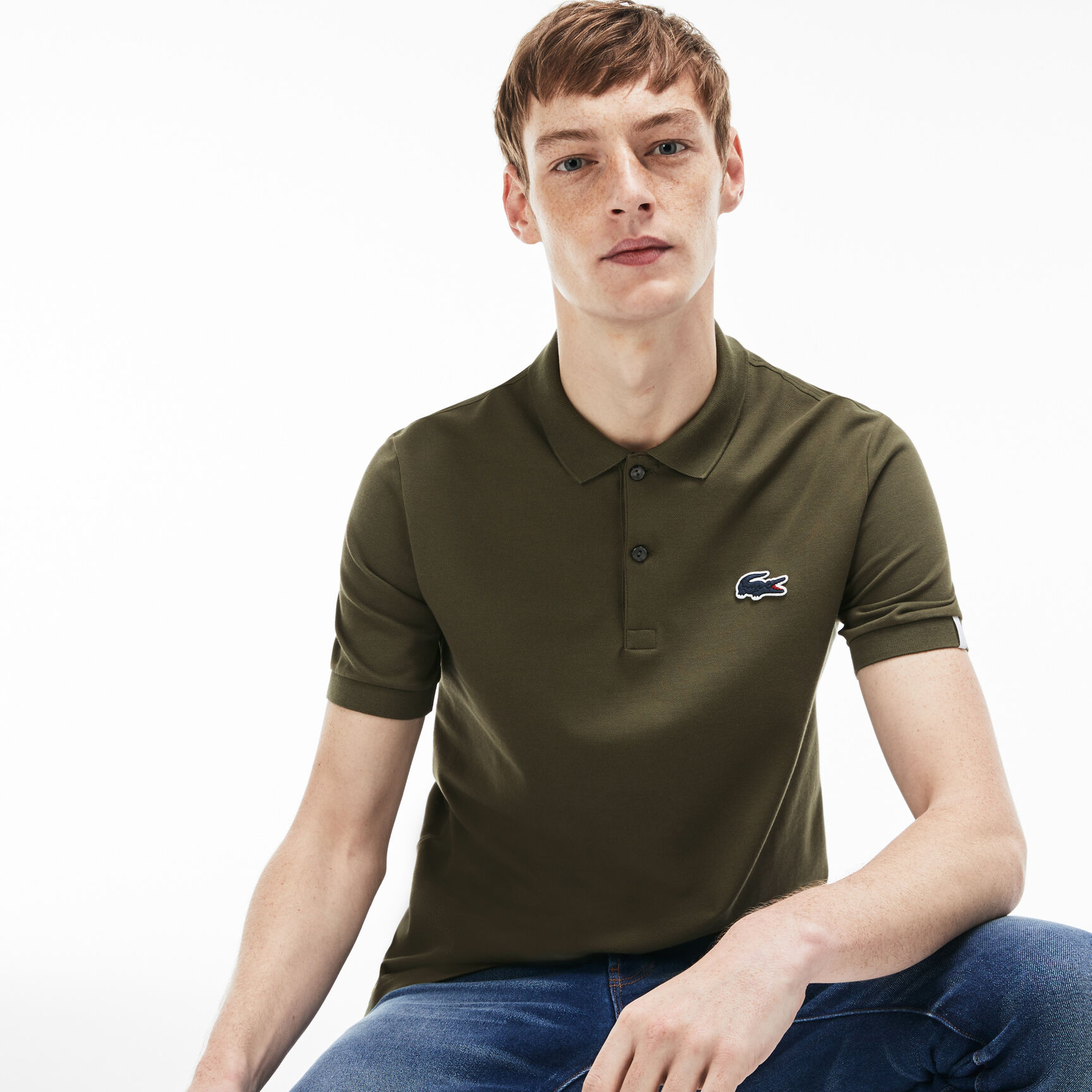 بولو رجّالي بقصّة ضيّقة من ميني بيكيه مطّاطي