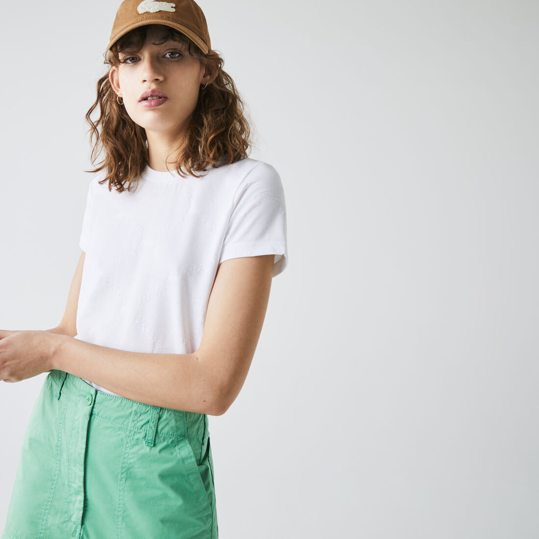 تي شيرت للنساء بنقشة مونوغرام وفتحة رقبة مستديرة مجموعة Lacoste LIVE