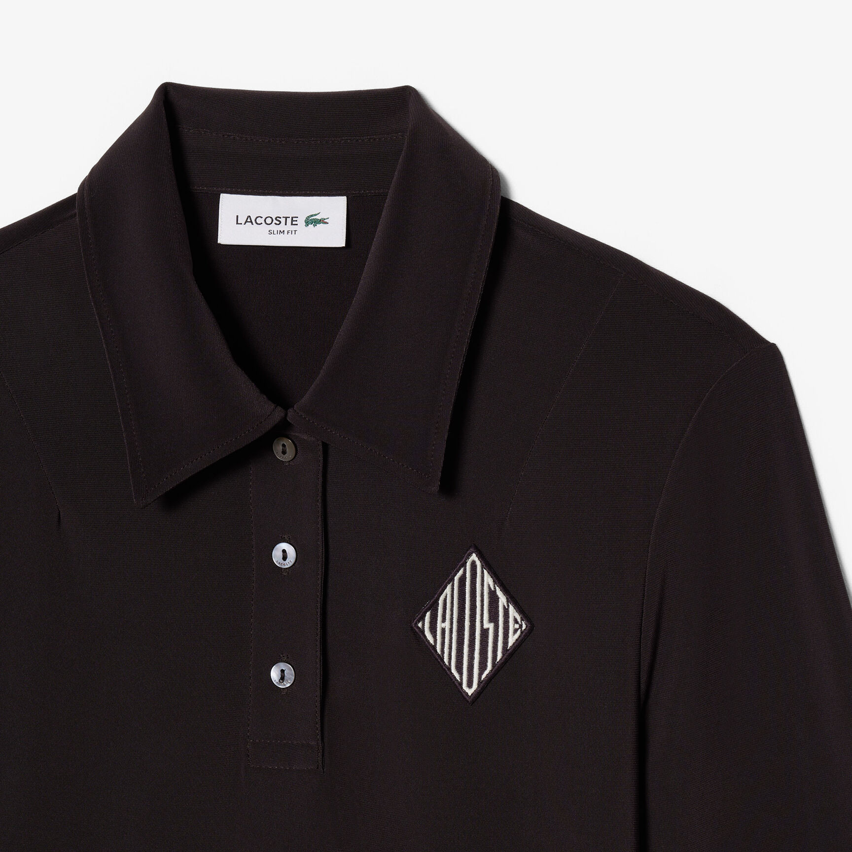 قميص بولو مطرز بقصة ضيقة