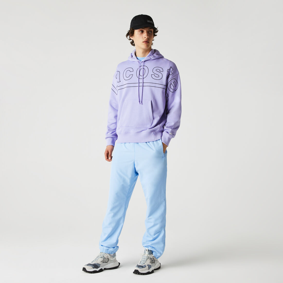 كنزة فضفاضة للرجال من الصوف بغطاء للرأس وطبعة من مجموعة Lacoste L!VE