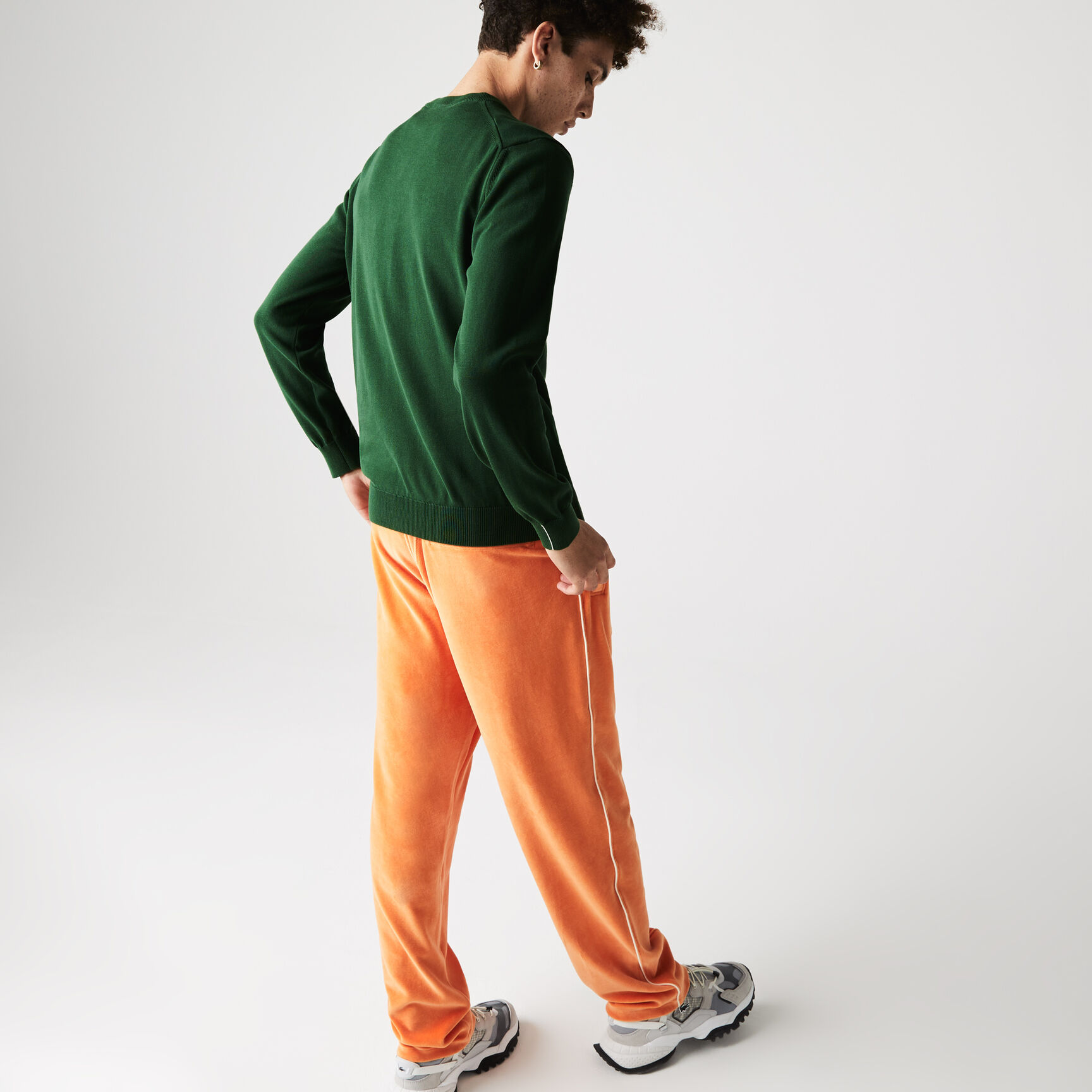 سترة قطنية أحادية اللون بفتحة رقبة على شكل حرف V