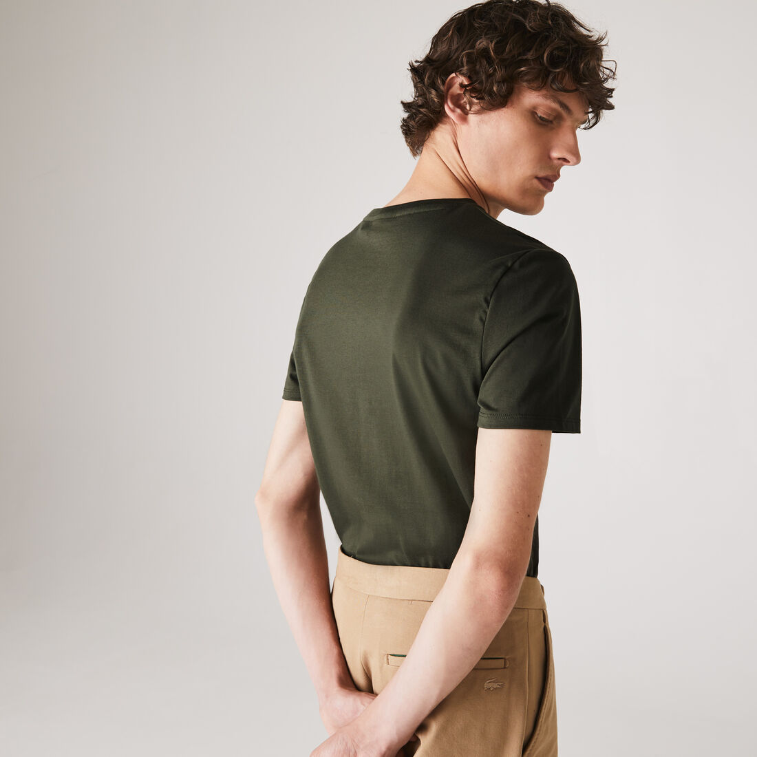 تي شيرت خفيف الوزن من القطن بيما برقبة على شكل حرف V تي شيرت خفيف الوزن من القطن بيما برقبة على شكل حرف V