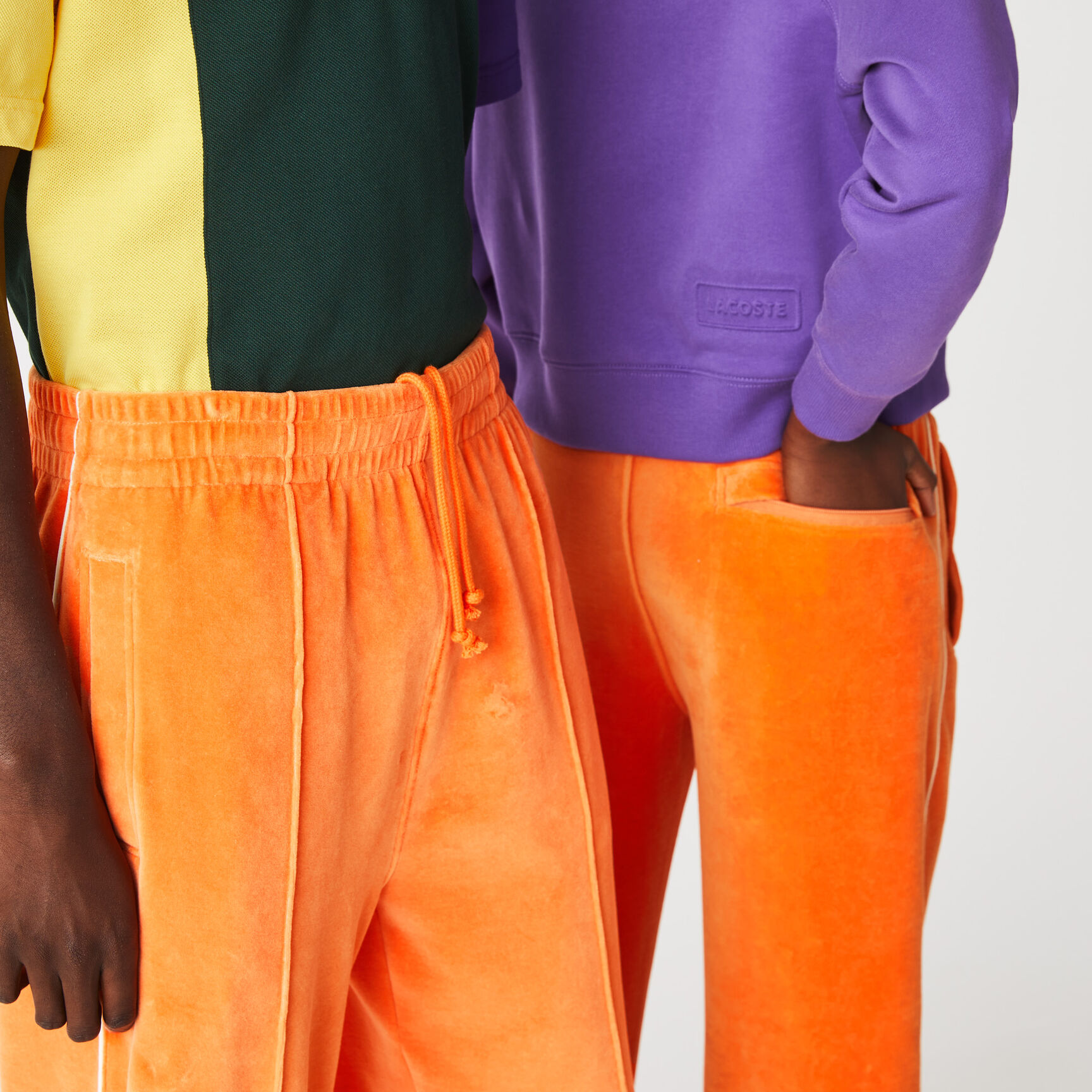 بنطلون رياضي مخمل للجنسين من مجموعة Lacoste L!VE