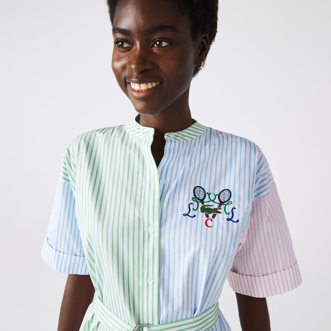 فستان بتصميم قميص مقسم لأجزاء بتطريز مضارب تنس للنساء فستان بتصميم قميص مقسم لأجزاء بتطريز مضارب تنس للنساء