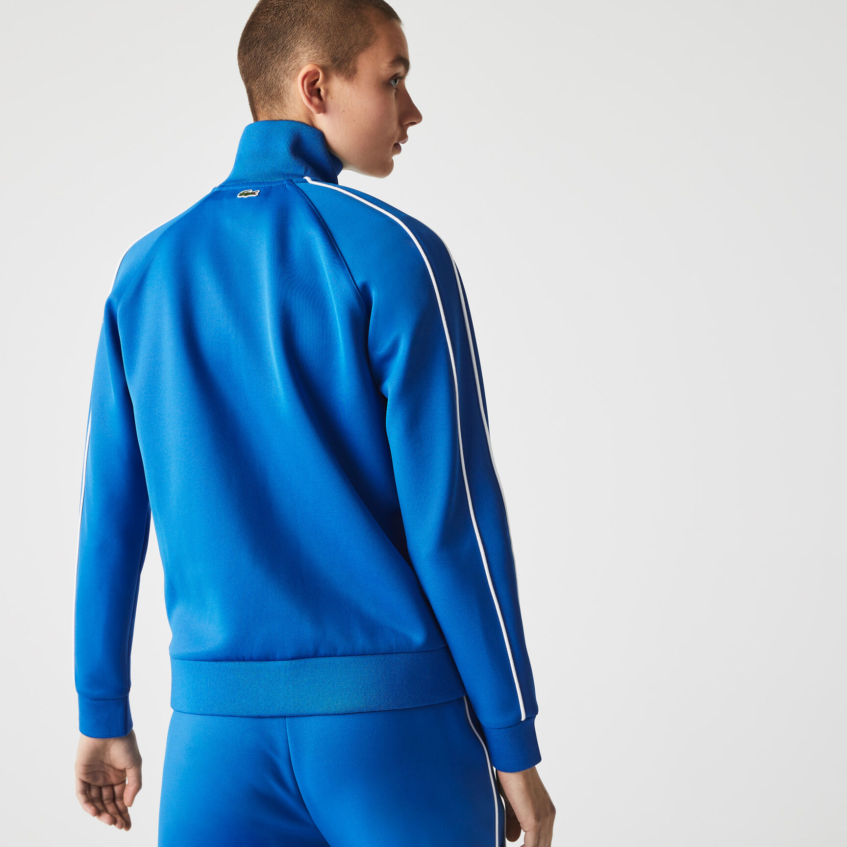 سترة نسائية مطرزة بحروف رياضية بسحاب سترة نسائية مطرزة بحروف رياضية بسحاب