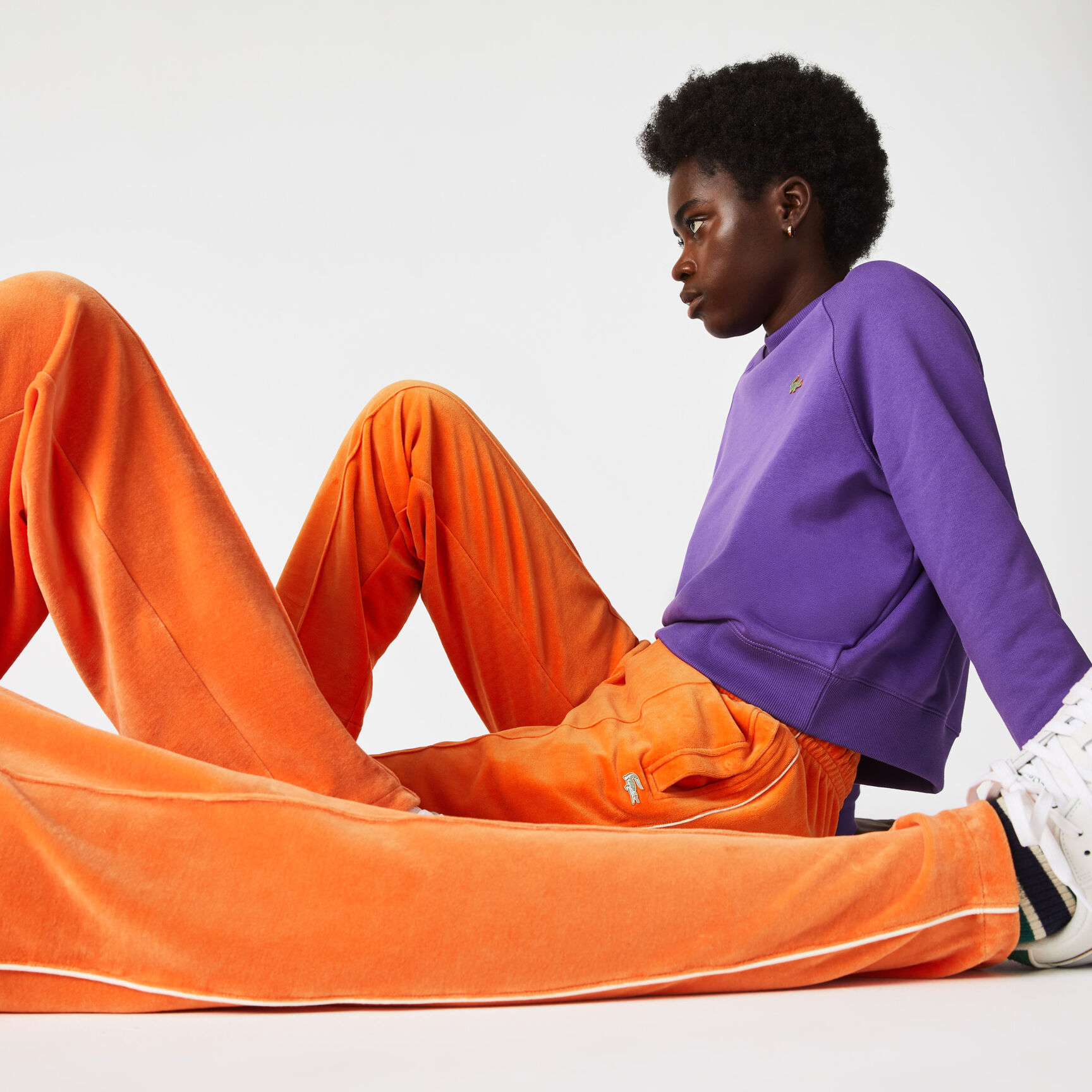 بنطلون رياضي مخمل للجنسين من مجموعة Lacoste L!VE