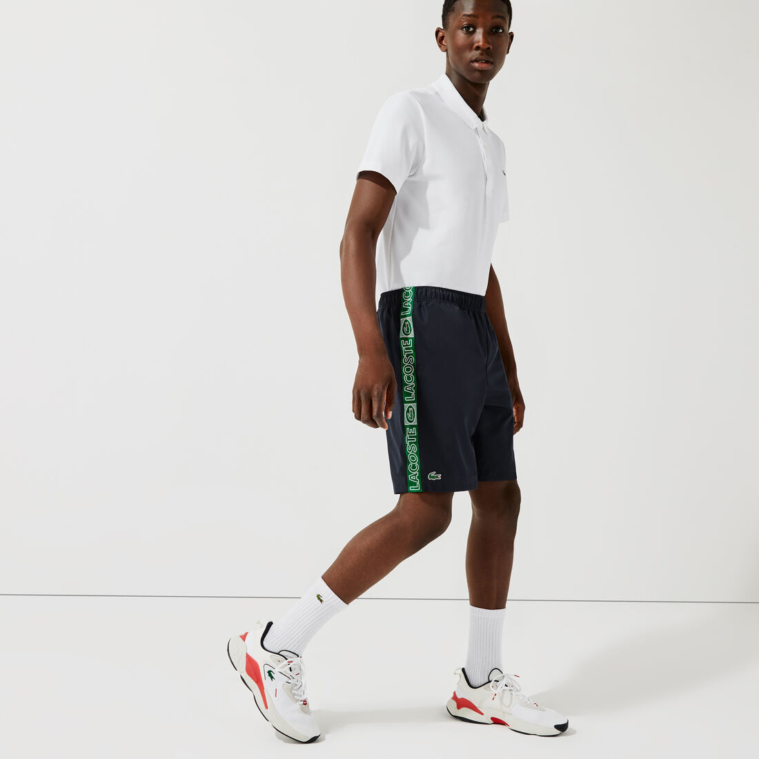 شورت بأشرطة جانبية وشعار الماركة للرجال مجموعة Lacoste SPORT شورت بأشرطة جانبية وشعار الماركة للرجال مجموعة Lacoste SPORT