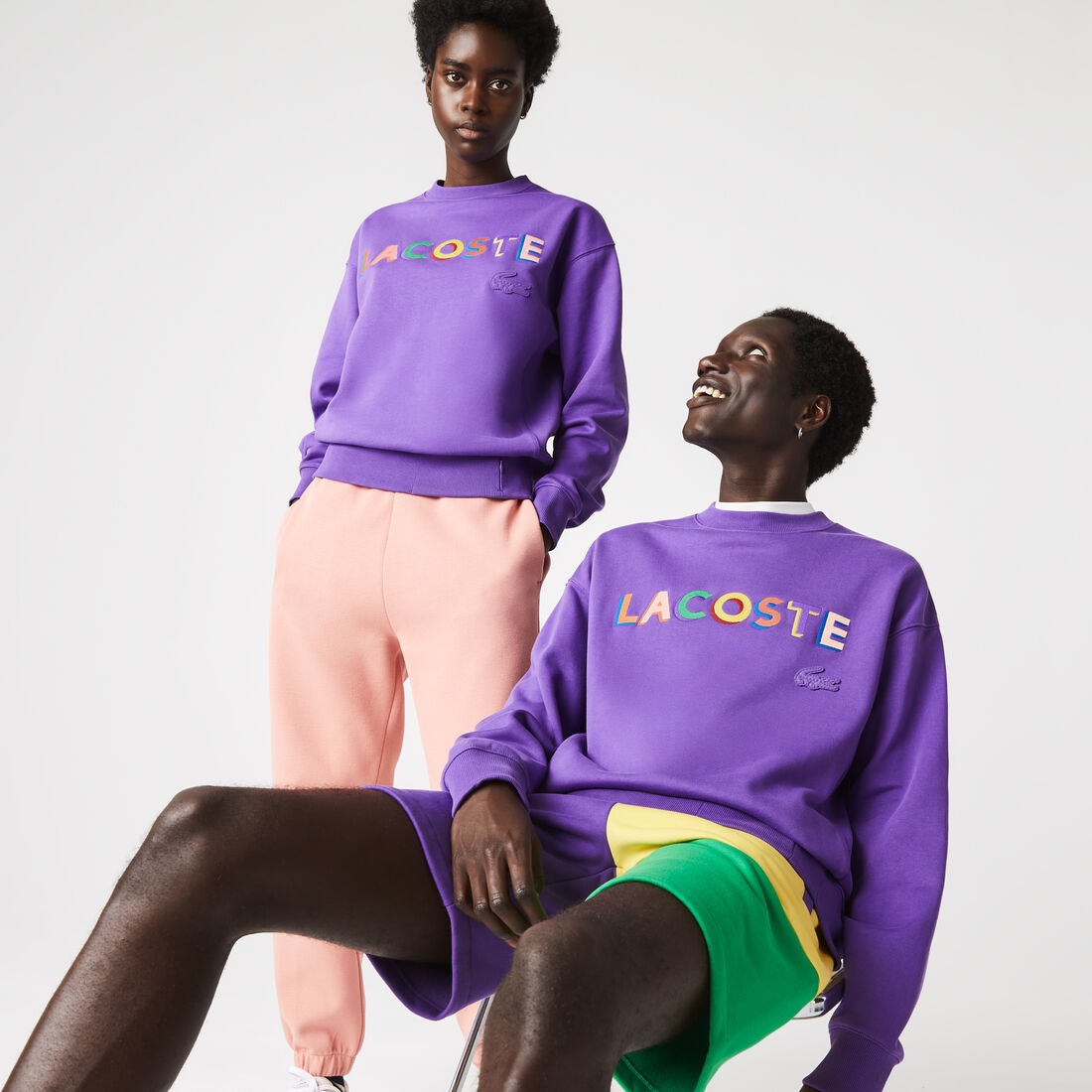 كنزة فضفاضة مطرزة من الصوف للجنسين من مجموعة Lacoste L!VE