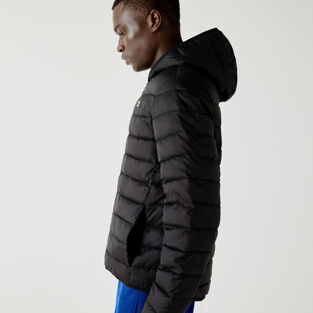 سترة مبطنة ضد الماء بغطاء رأس للرجال من مجموعة Lacoste SPORT سترة مبطنة ضد الماء بغطاء رأس للرجال من مجموعة Lacoste SPORT