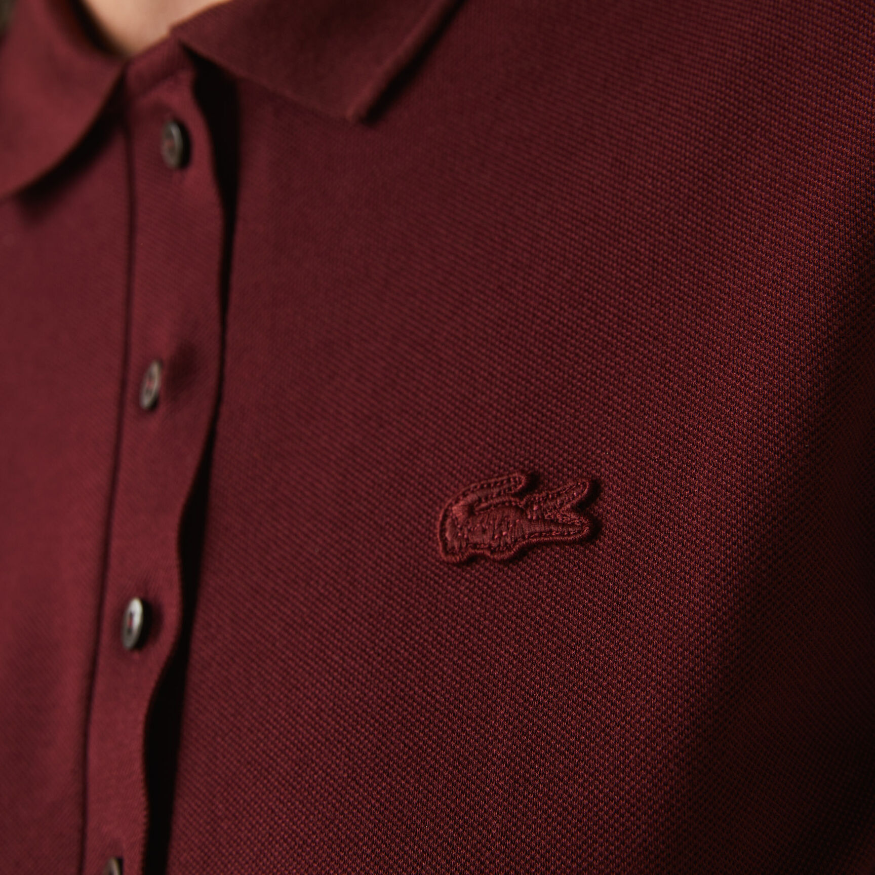 تيشيرت بولو L.12.D بقصة ضيقة من قماش بيتي بيكيه المطاطي