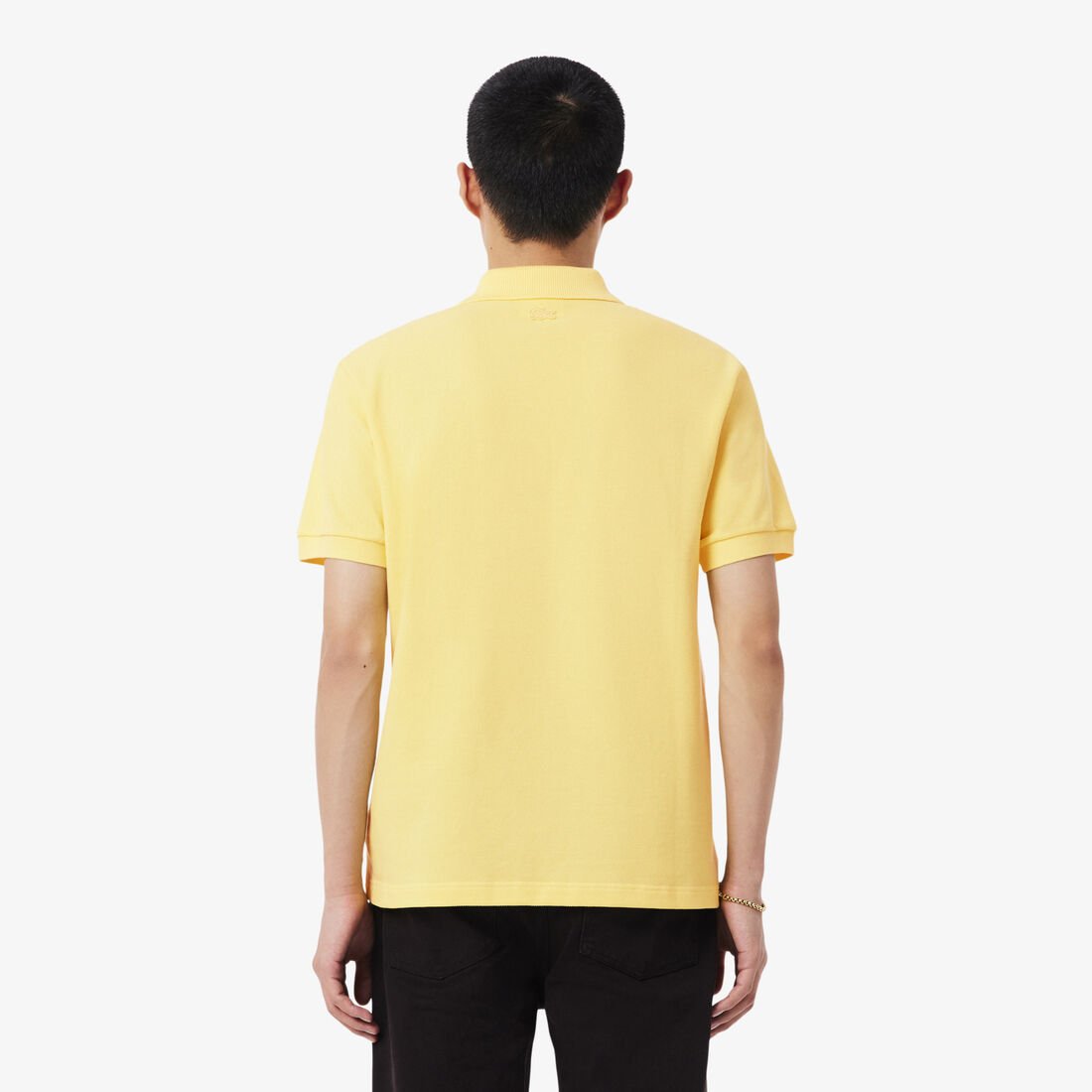 قميص بولو كلاسيكي بقصة كلاسيكية مزين بشعار الماركة قميص بولو كلاسيكي بقصة كلاسيكية مزين بشعار الماركة