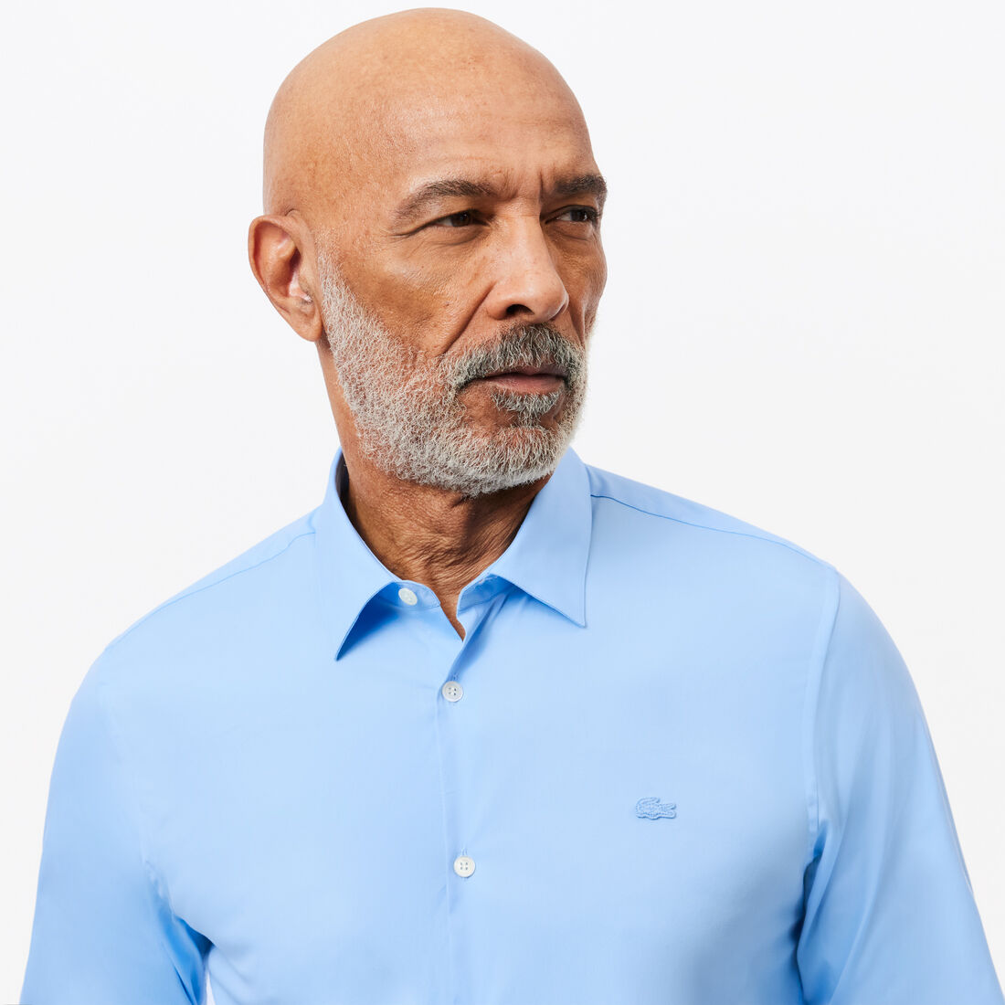 قميص بوبلين مطاطي بقصّة ضيقة قميص بوبلين مطاطي بقصّة ضيقة