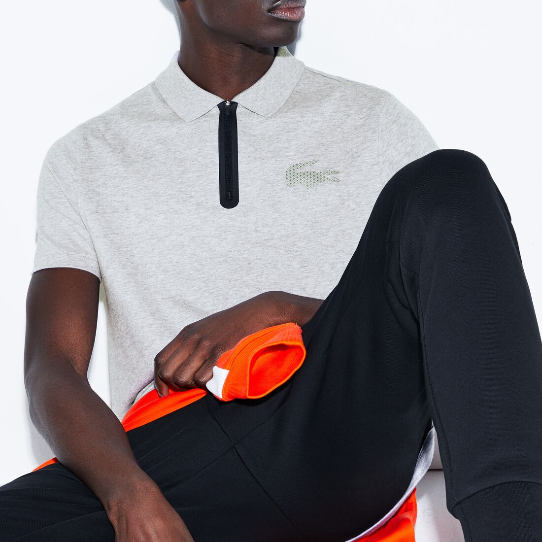 قميص بولو قطني للرجال بسحاب عند الياقة وعلامة التمساح المجسمة من مجموعة Lacoste SPORT قميص بولو قطني للرجال بسحاب عند الياقة وعلامة التمساح المجسمة من مجموعة Lacoste SPORT