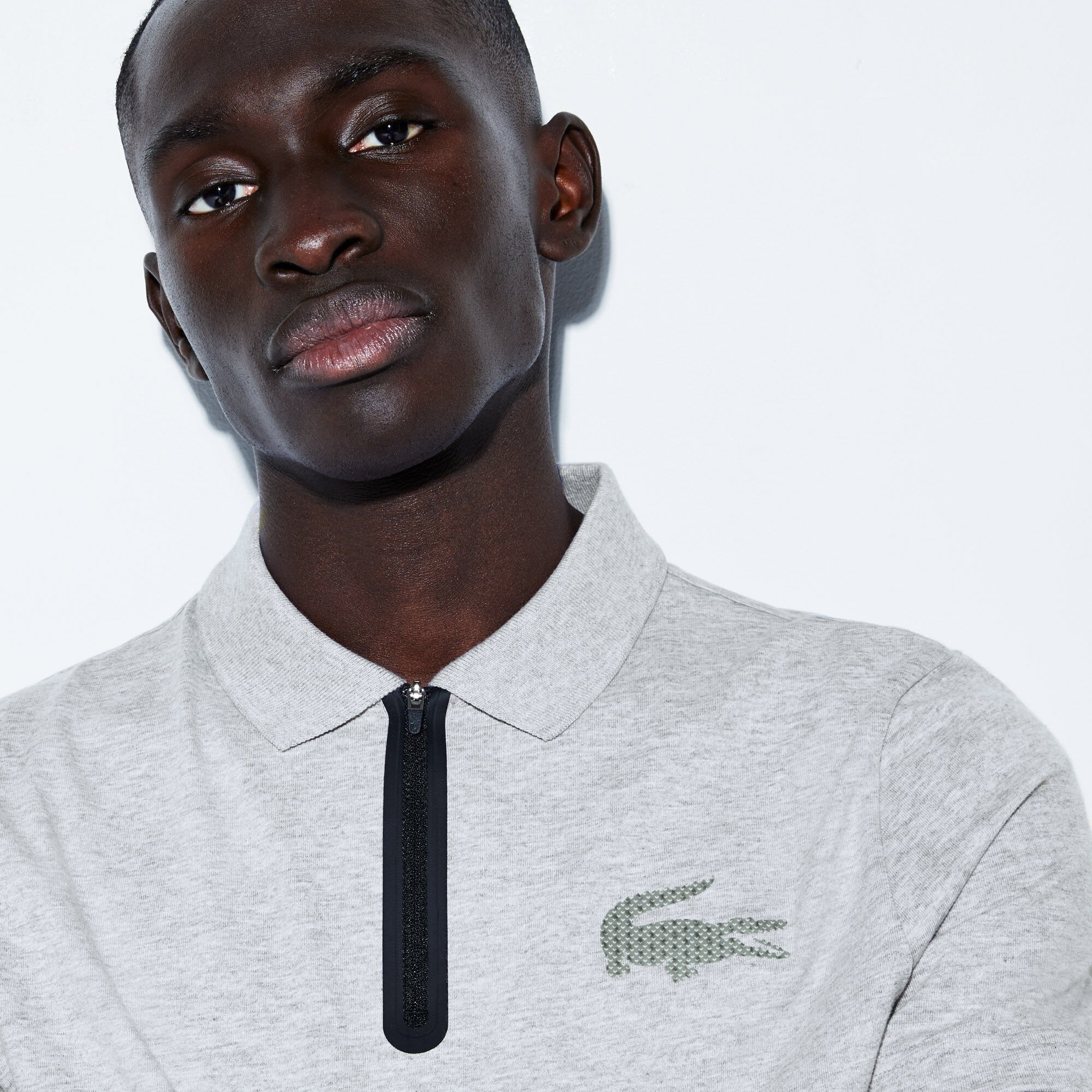 قميص بولو قطني للرجال بسحاب عند الياقة وعلامة التمساح المجسمة من مجموعة Lacoste SPORT قميص بولو قطني للرجال بسحاب عند الياقة وعلامة التمساح المجسمة من مجموعة Lacoste SPORT
