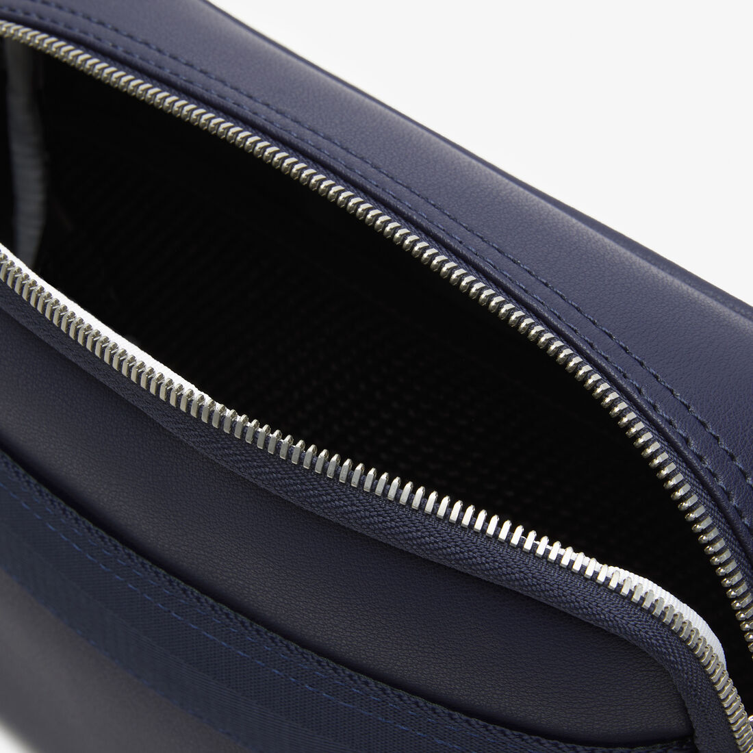 حقيبة ريبورتر لاكوست قنب بحواف بلون مغاير للرجال حقيبة ريبورتر لاكوست قنب بحواف بلون مغاير للرجال