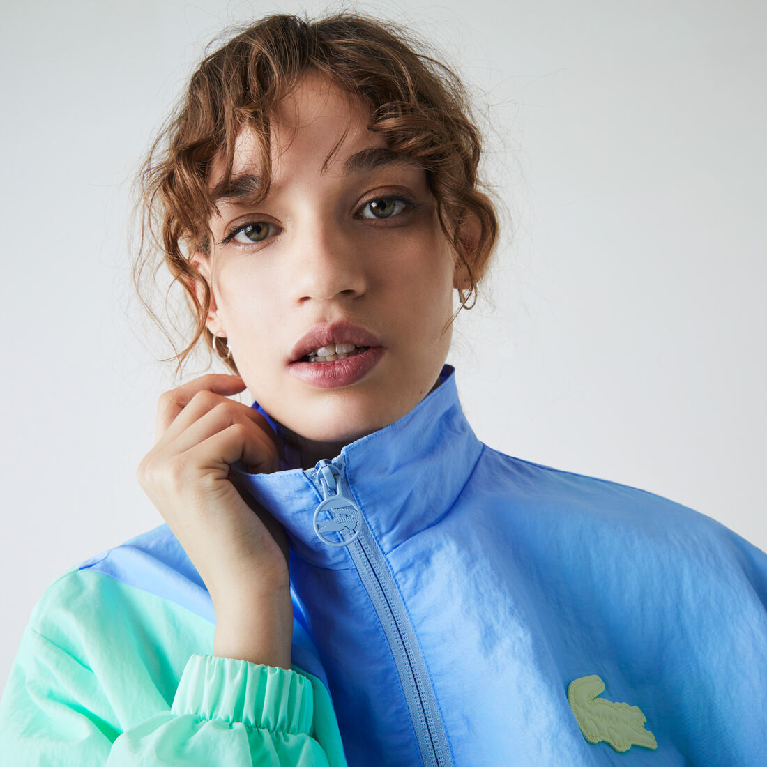 سترة بسحاب واقية من الرياح للنساء مزدوجة اللون من مجموعة Lacoste LIVE سترة بسحاب واقية من الرياح للنساء مزدوجة اللون من مجموعة Lacoste LIVE